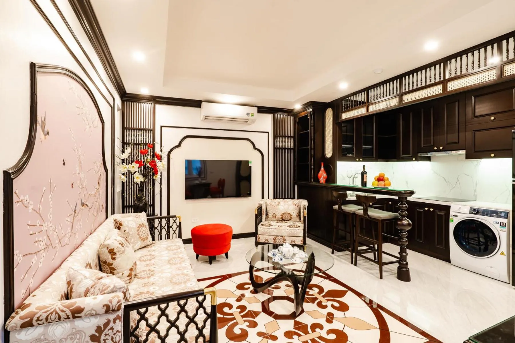 Communal lounge/ TV room in Wild Lotus Hotel Apartment 2