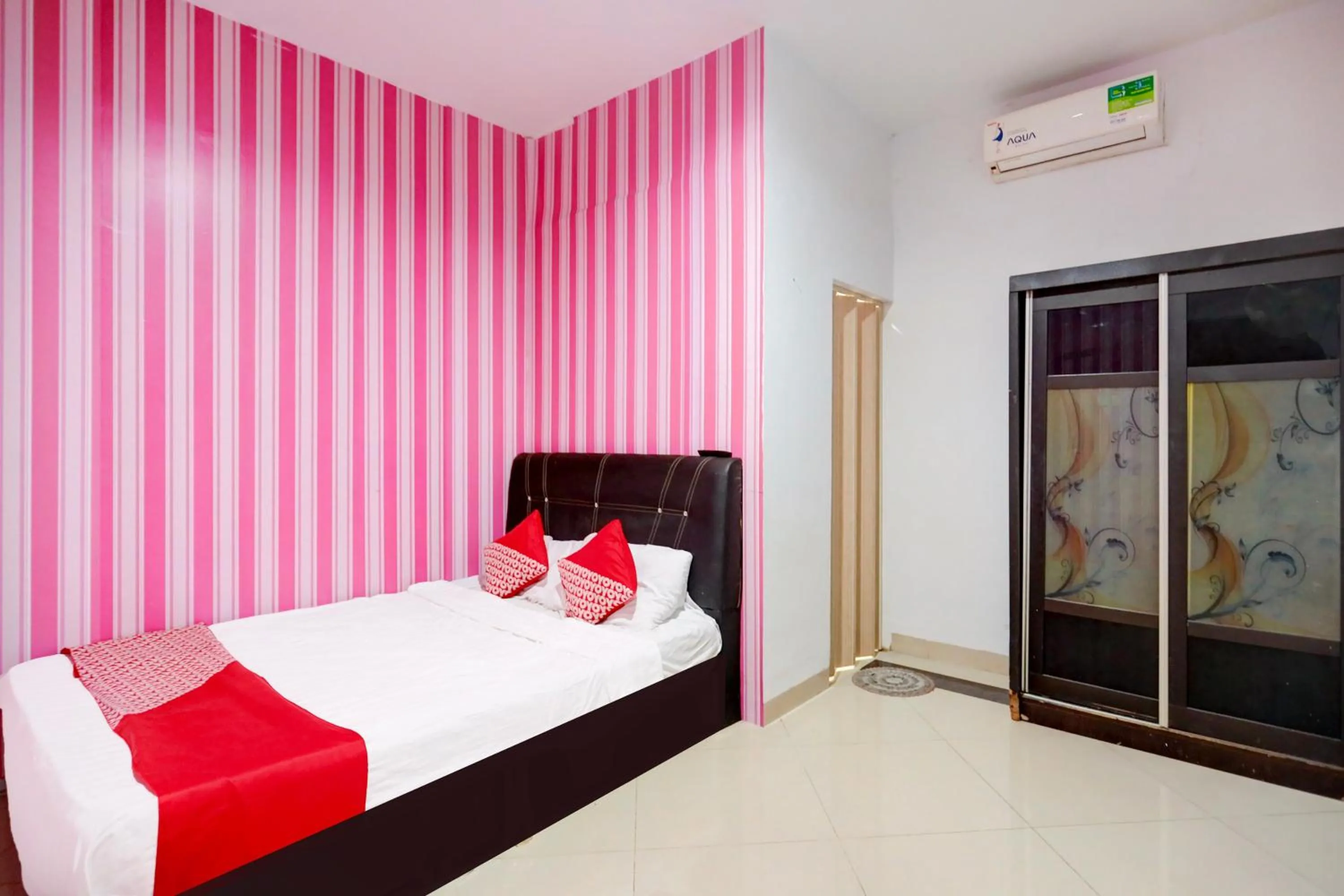 Bedroom, Bed in Hotel O Happy 777