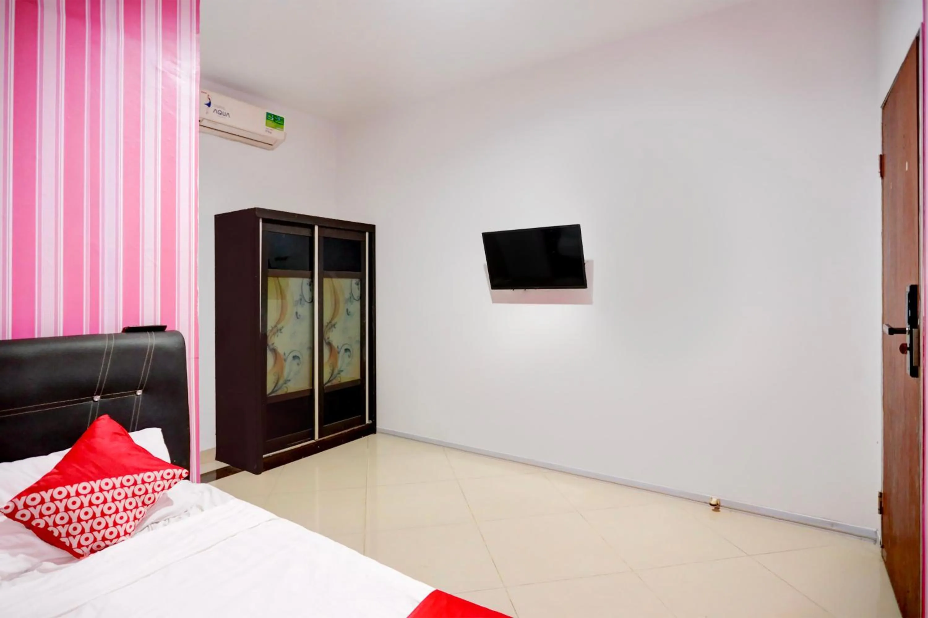 Bedroom, Bed in Hotel O Happy 777