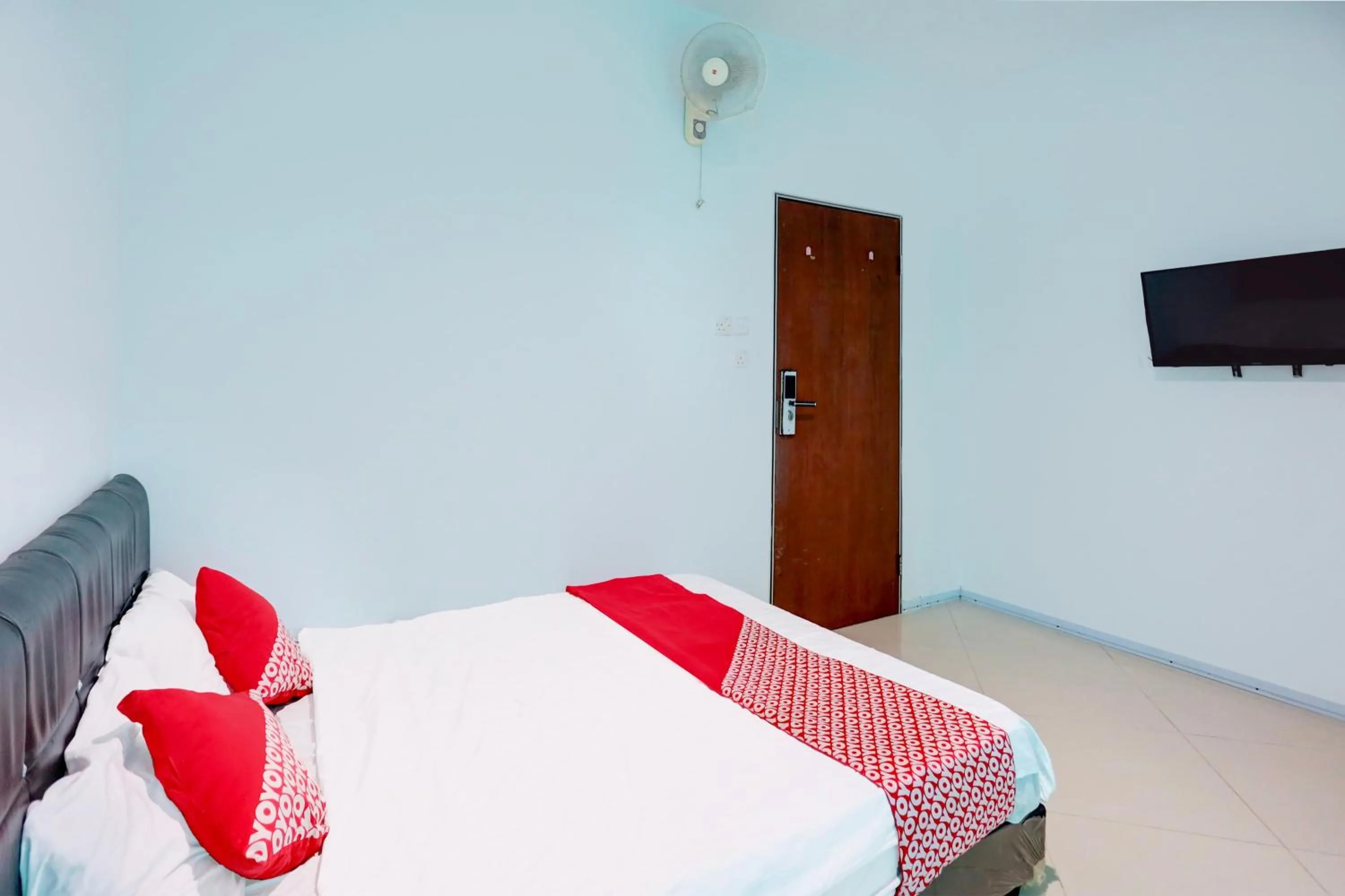 Bedroom, Bed in Hotel O Happy 777