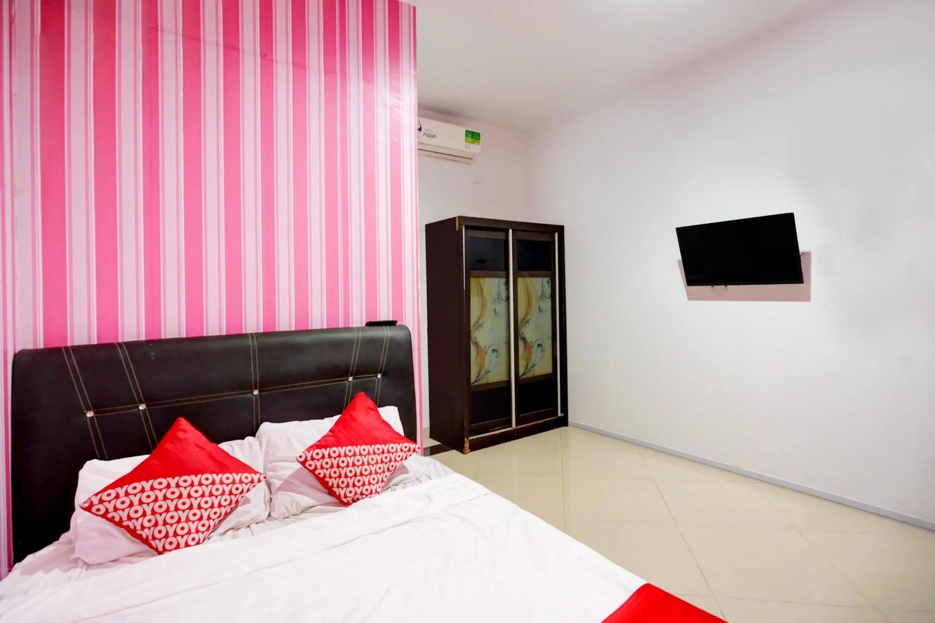 Bedroom, Bed in Hotel O Happy 777