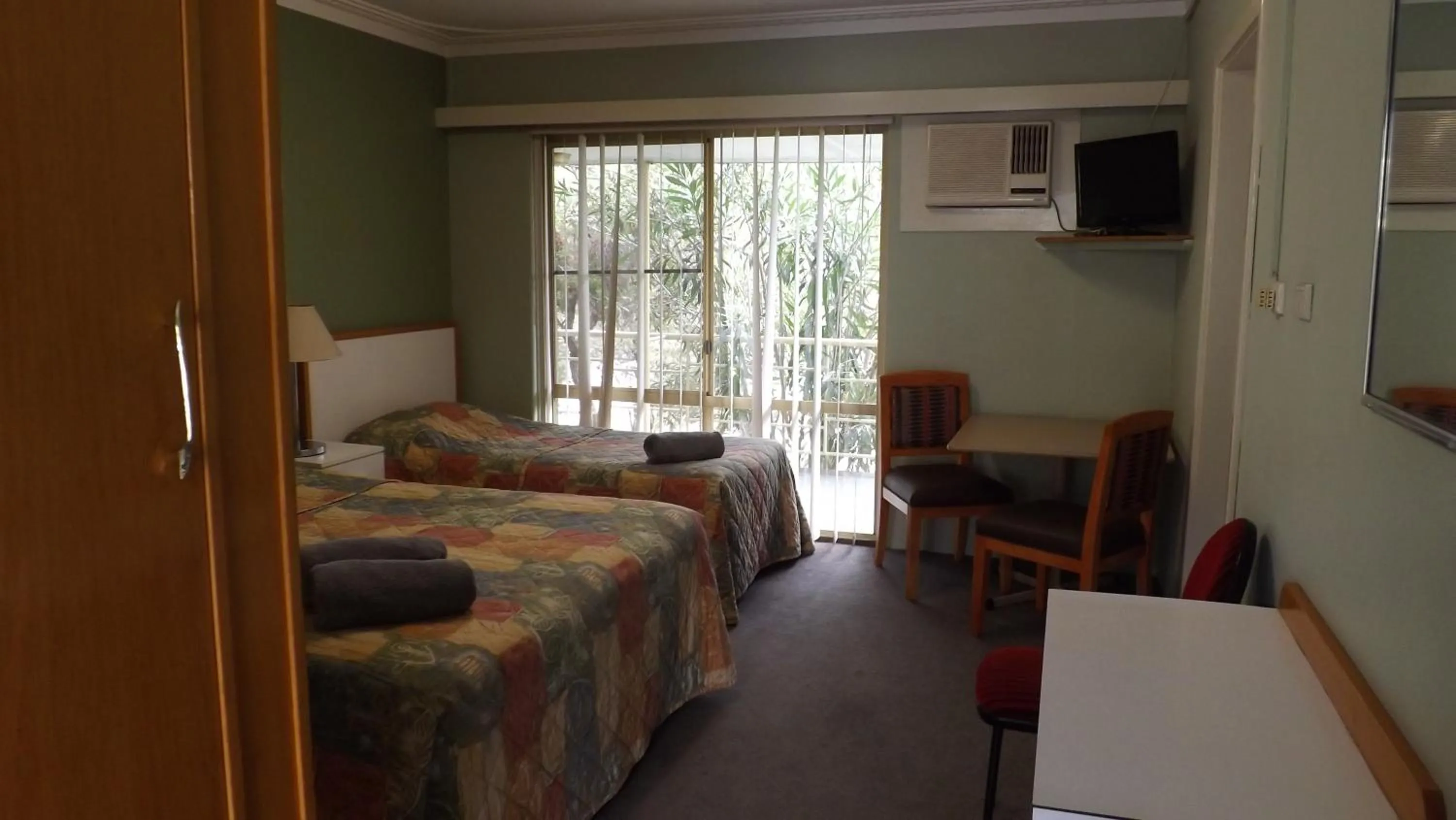 Photo of the whole room, Bed in Collie Motel