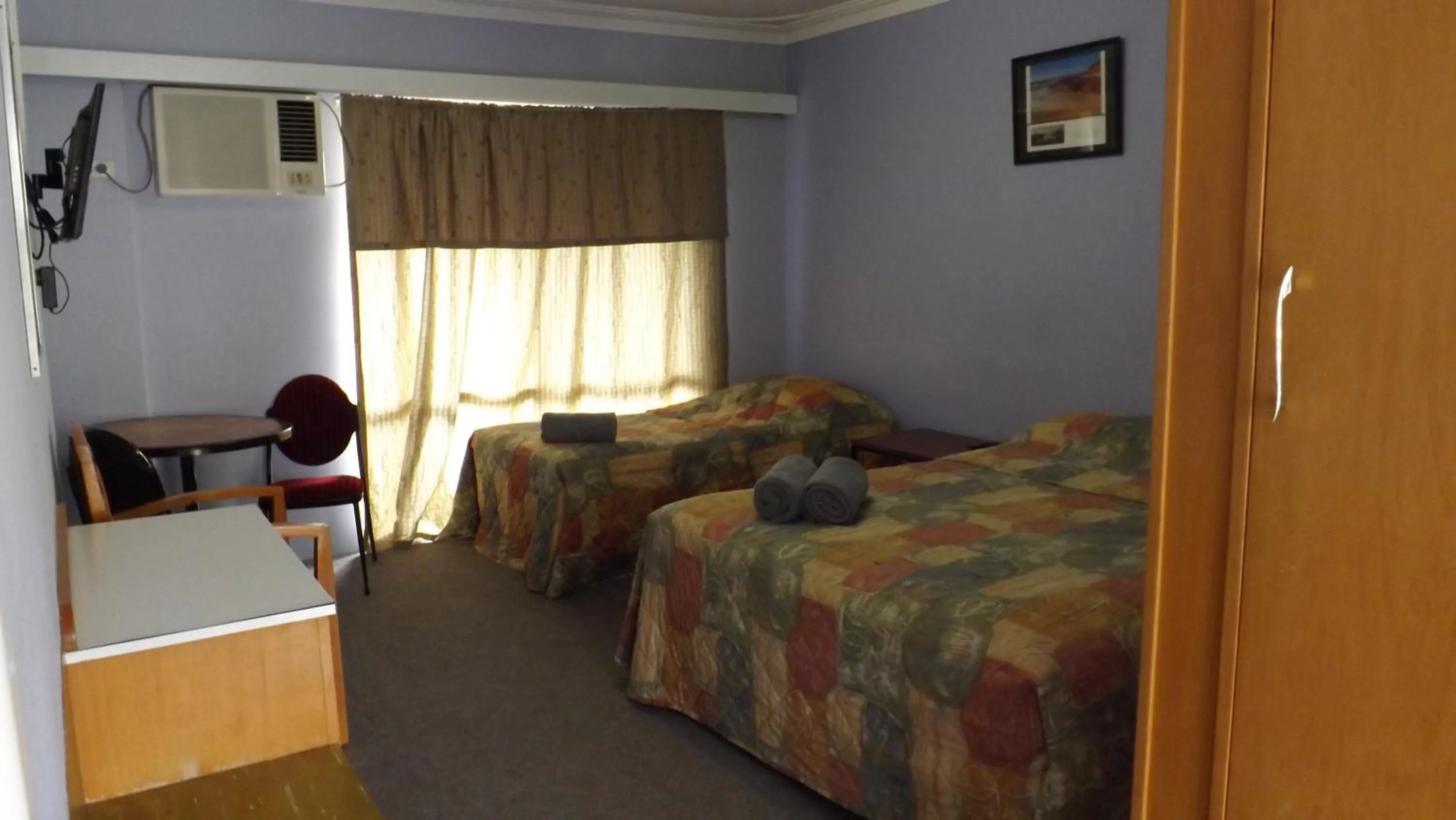 Photo of the whole room, Bed in Collie Motel