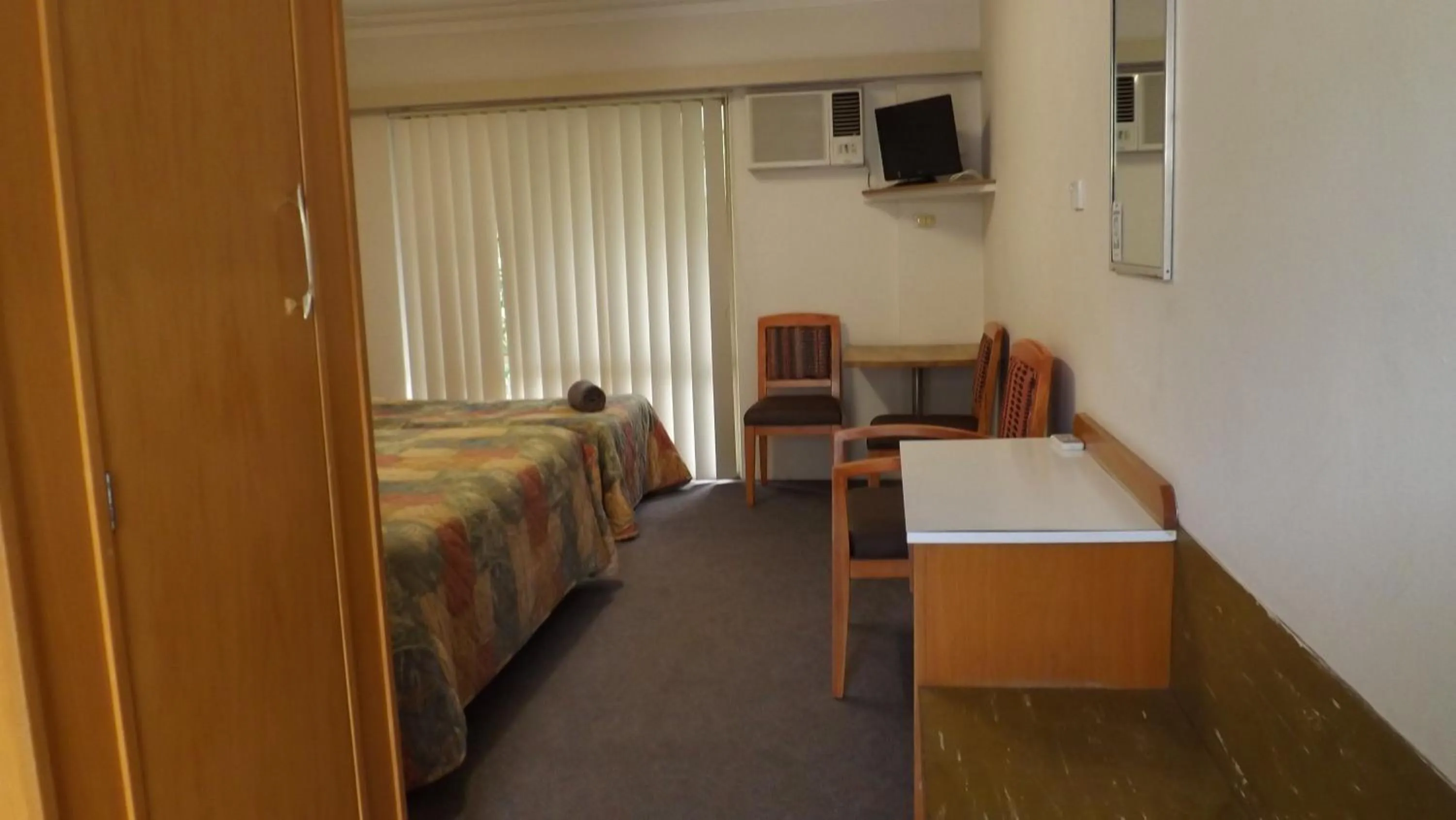 Photo of the whole room, Bed in Collie Motel