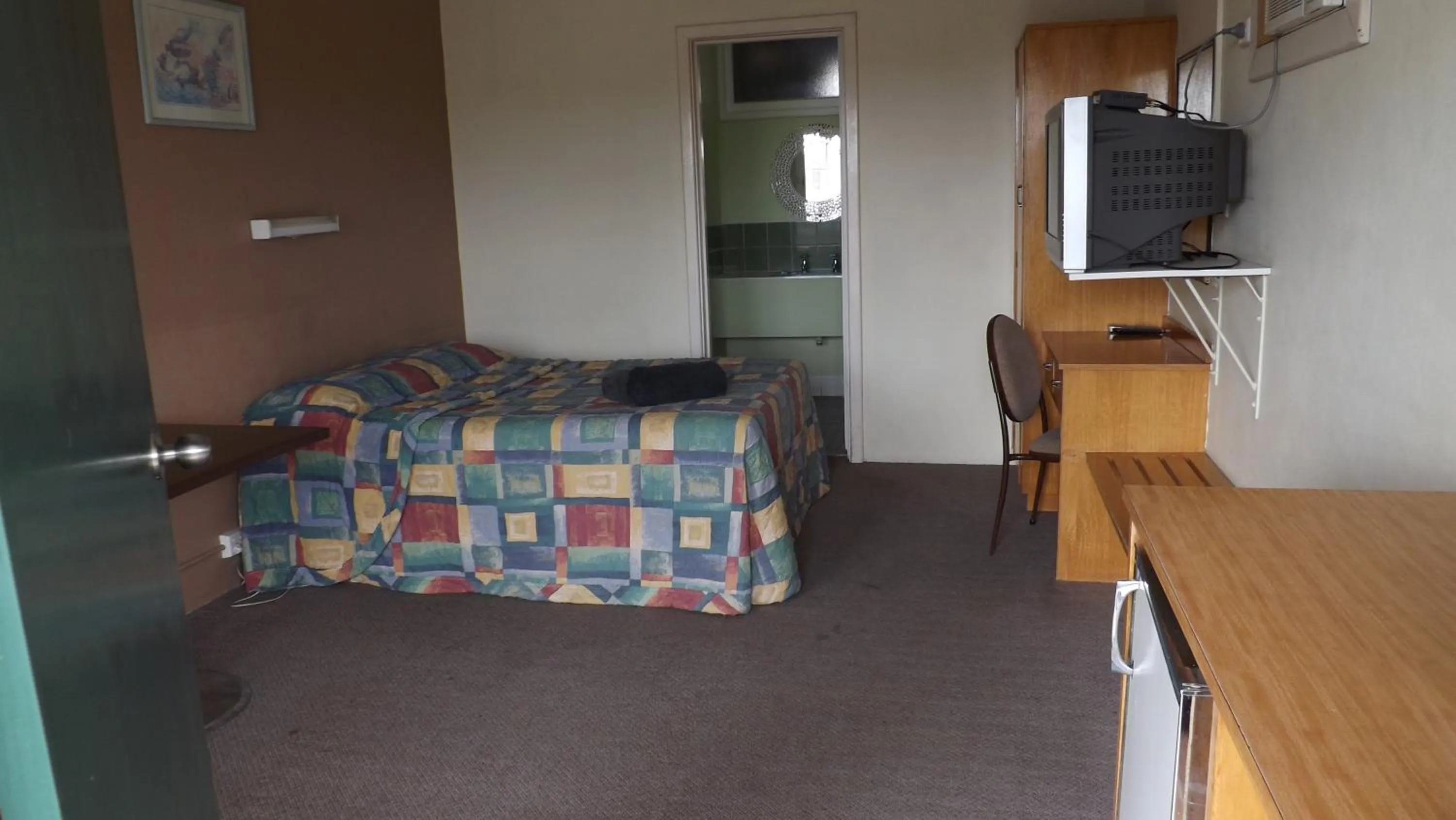 Photo of the whole room, Bed in Collie Motel
