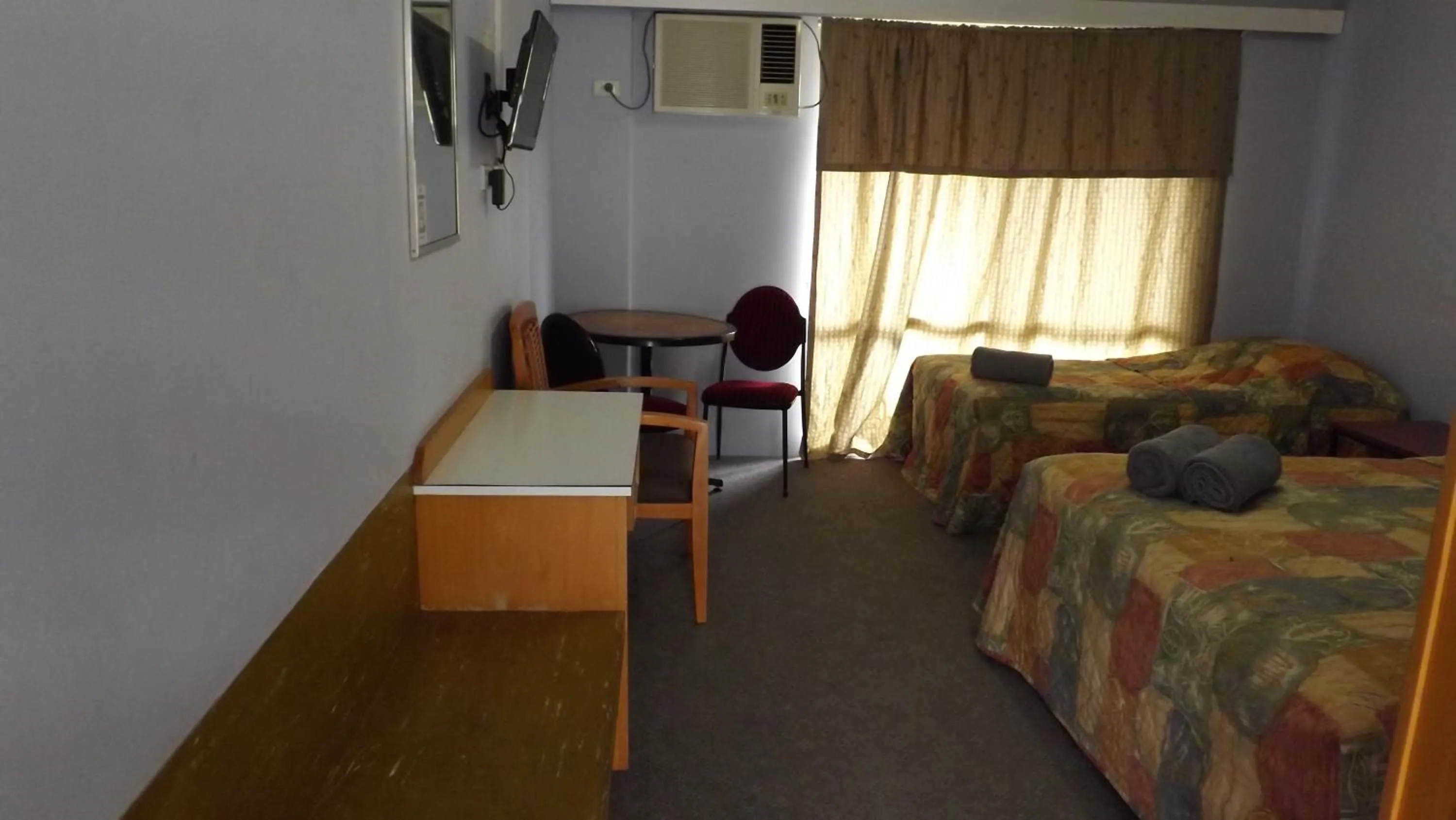 Photo of the whole room, Bed in Collie Motel