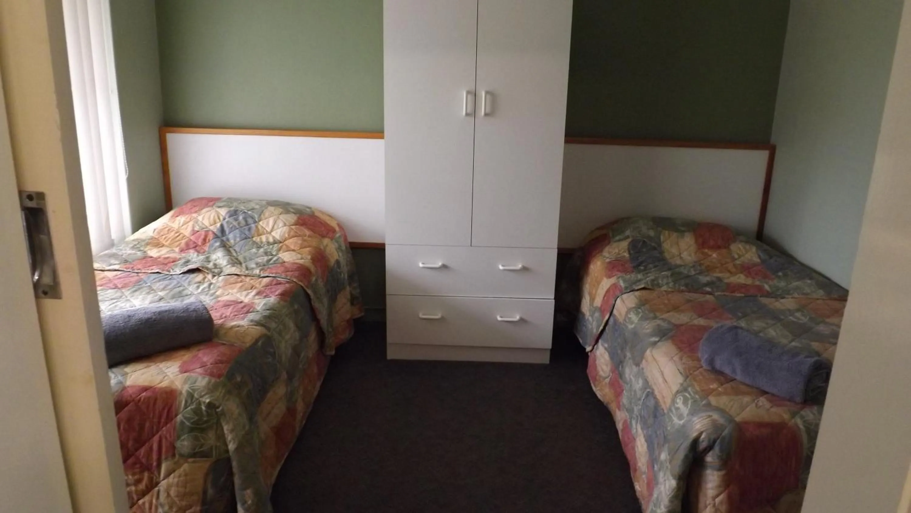 Photo of the whole room, Bed in Collie Motel