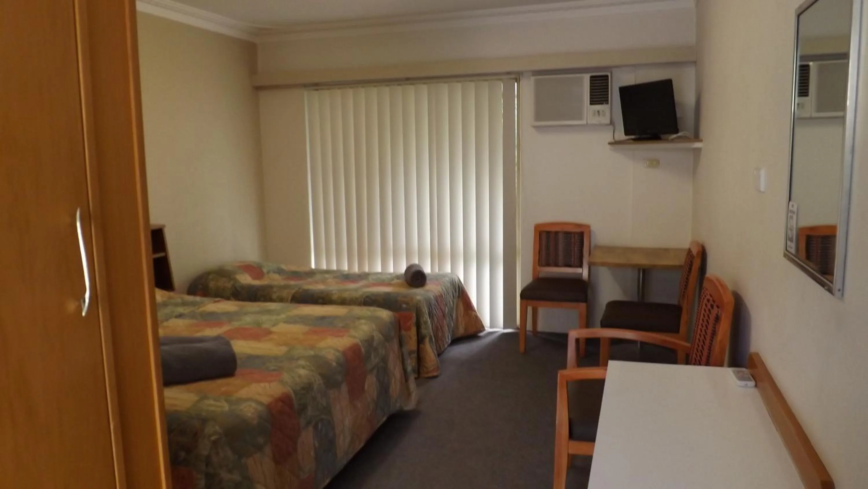 Photo of the whole room, Bed in Collie Motel