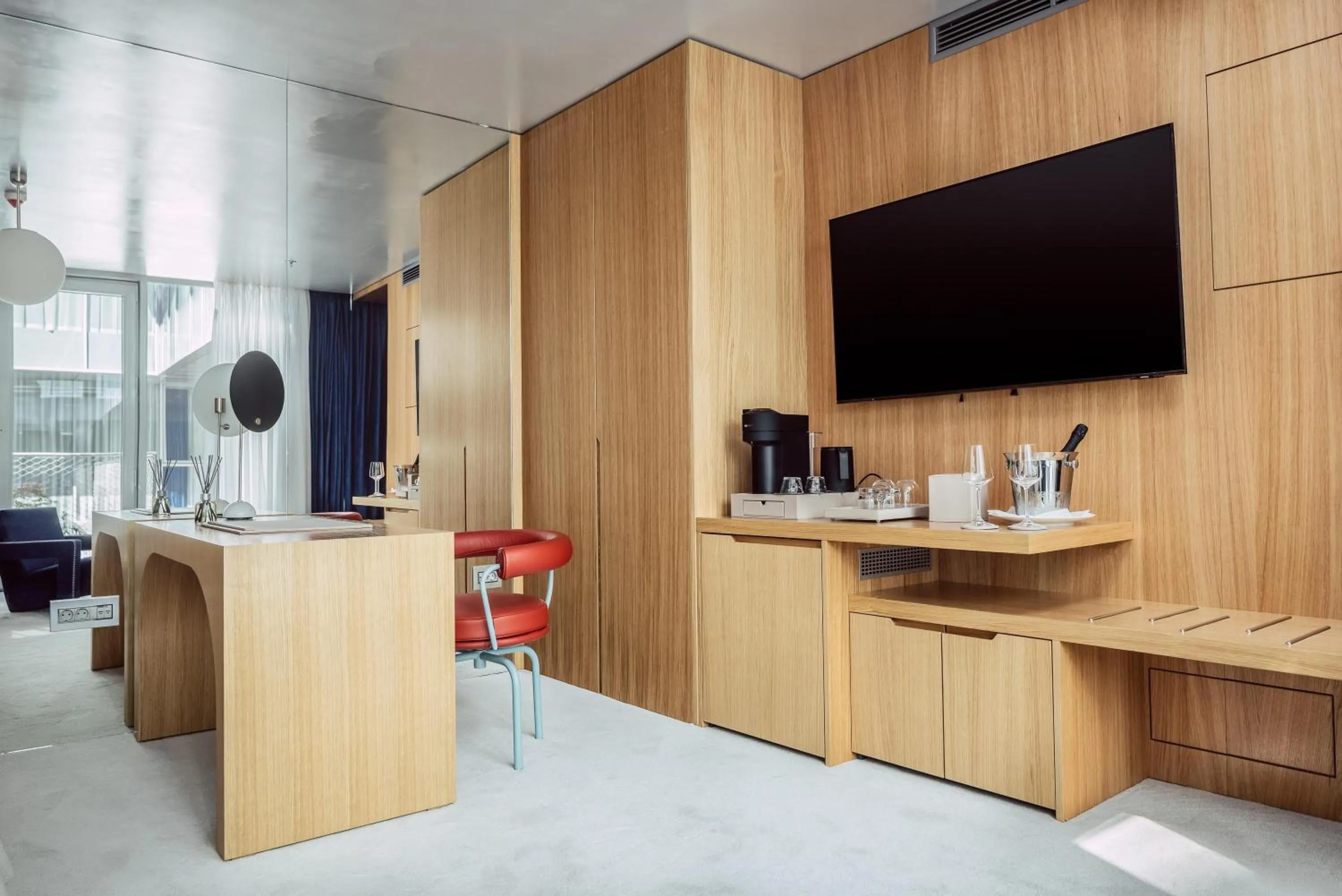 TV and multimedia in Met Boutique Hotel