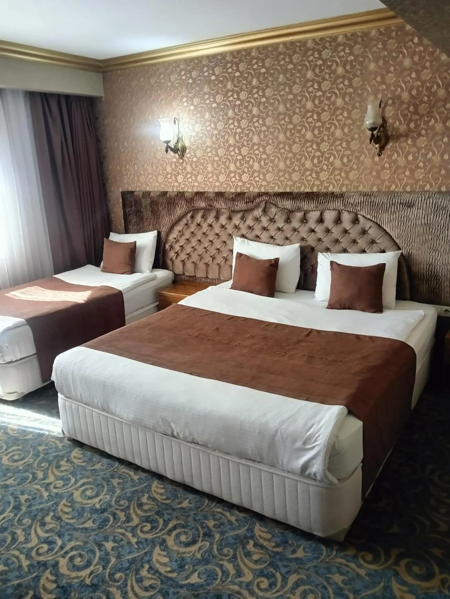 Bed in SARR TAC MAHAL HOTEl