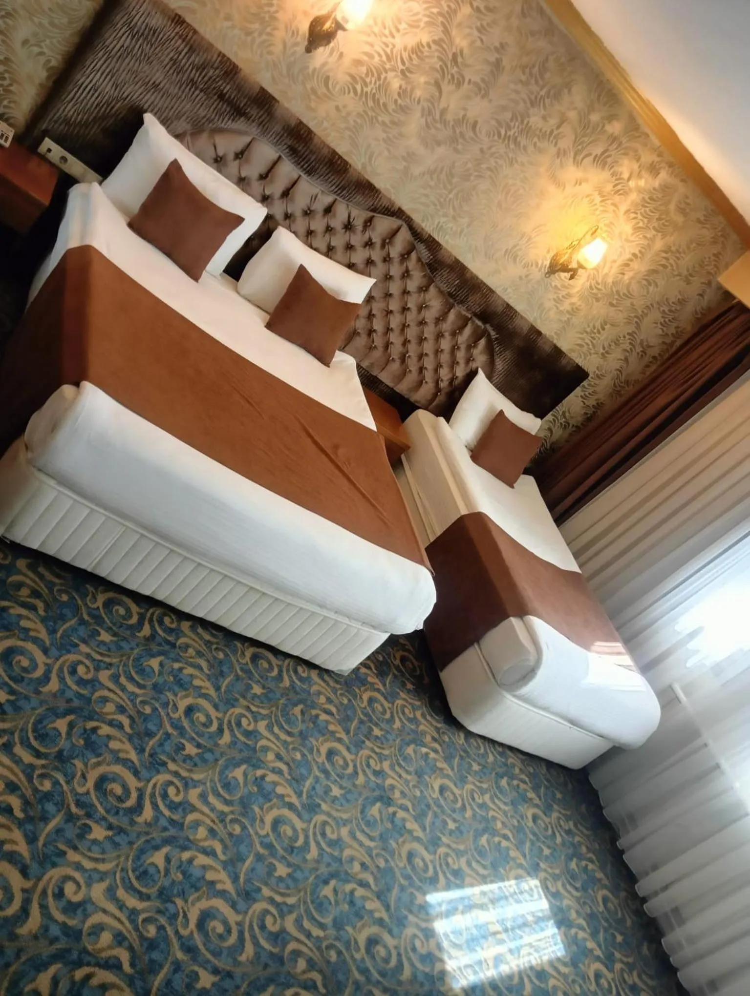 Bed in SARR TAC MAHAL HOTEl