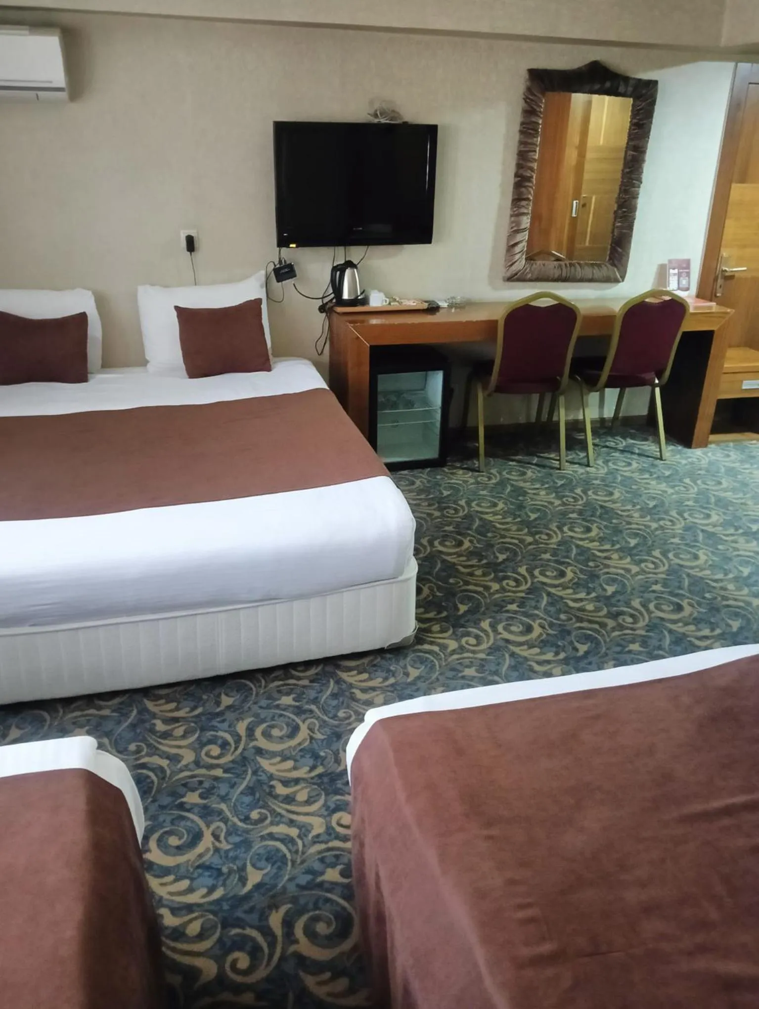 Bed in SARR TAC MAHAL HOTEl