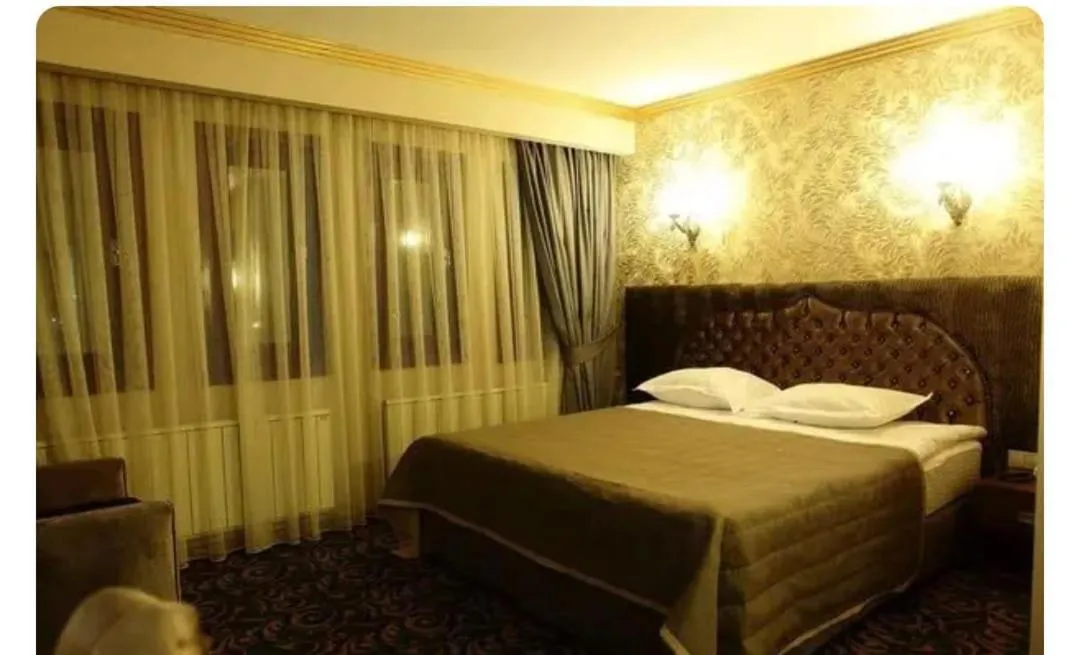 Bed in SARR TAC MAHAL HOTEl