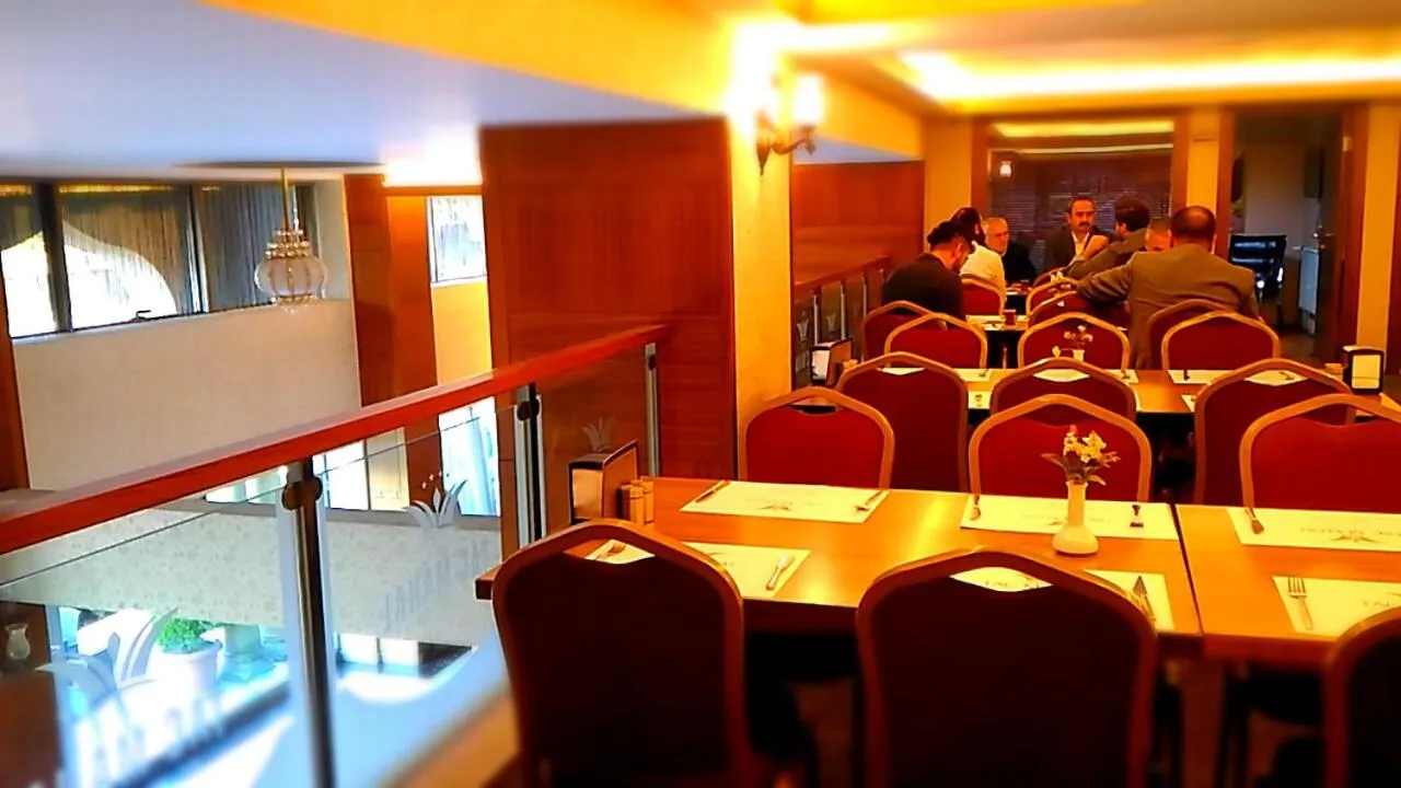 SARR TAC MAHAL HOTEl