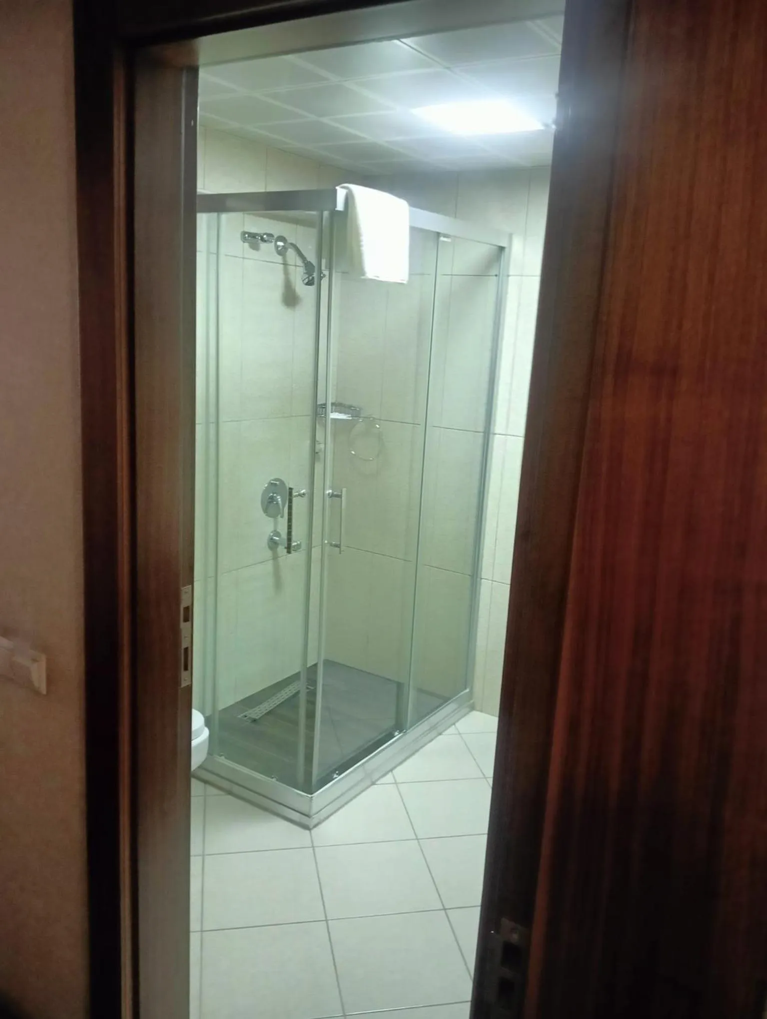 Bathroom in SARR TAC MAHAL HOTEl