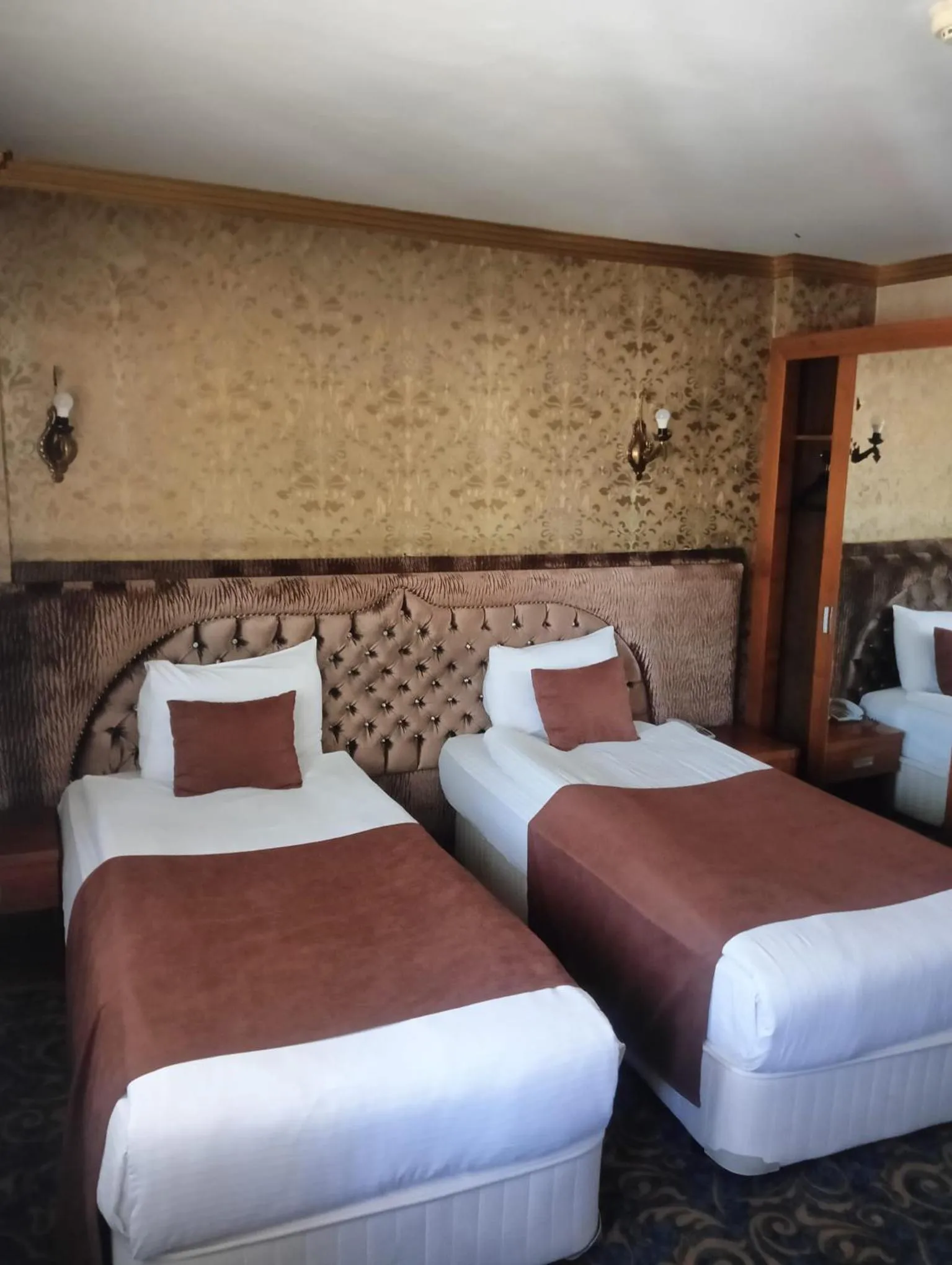 Bed in SARR TAC MAHAL HOTEl