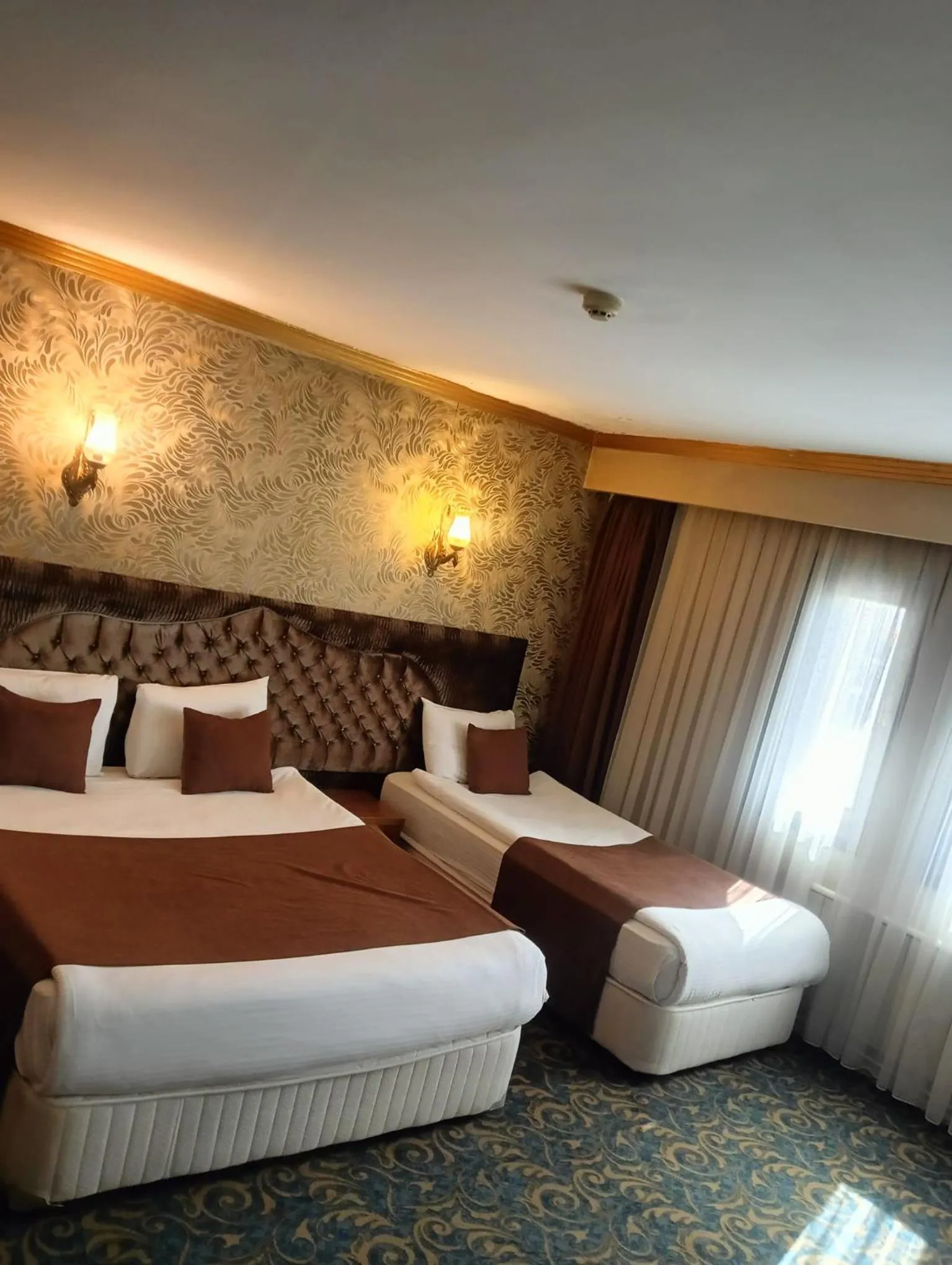 Bed in SARR TAC MAHAL HOTEl