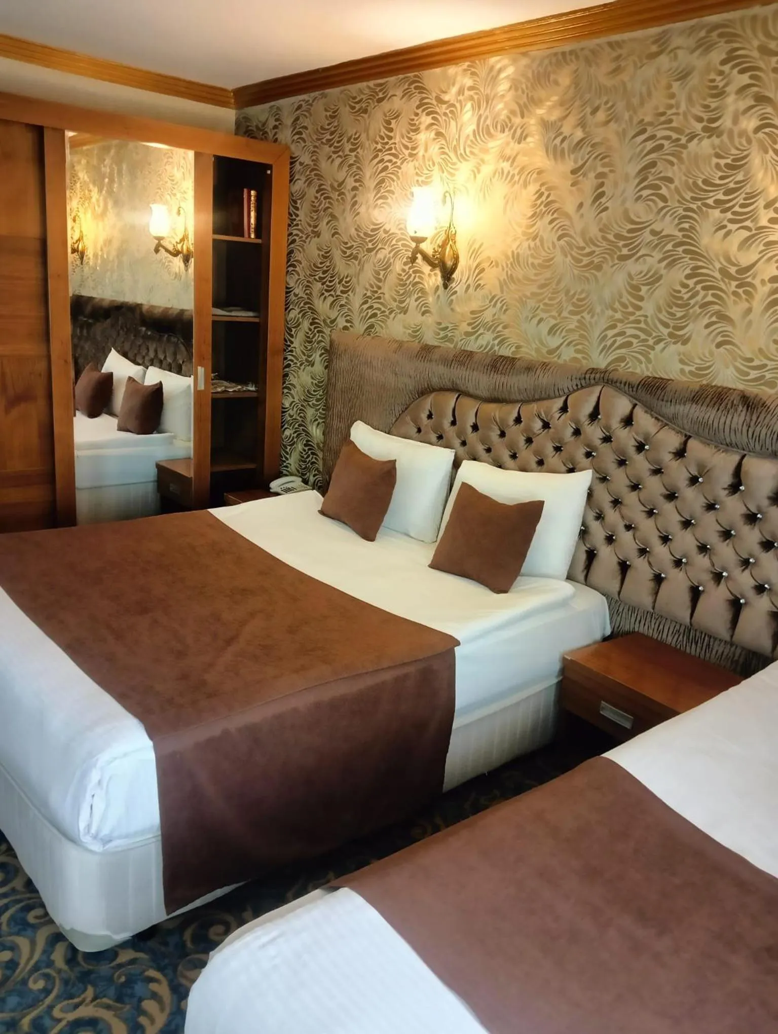 Bed in SARR TAC MAHAL HOTEl