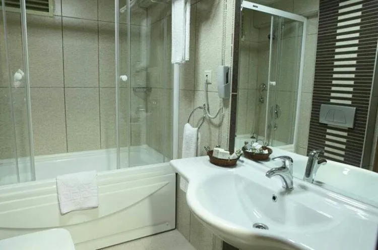 Bathroom in SARR TAC MAHAL HOTEl