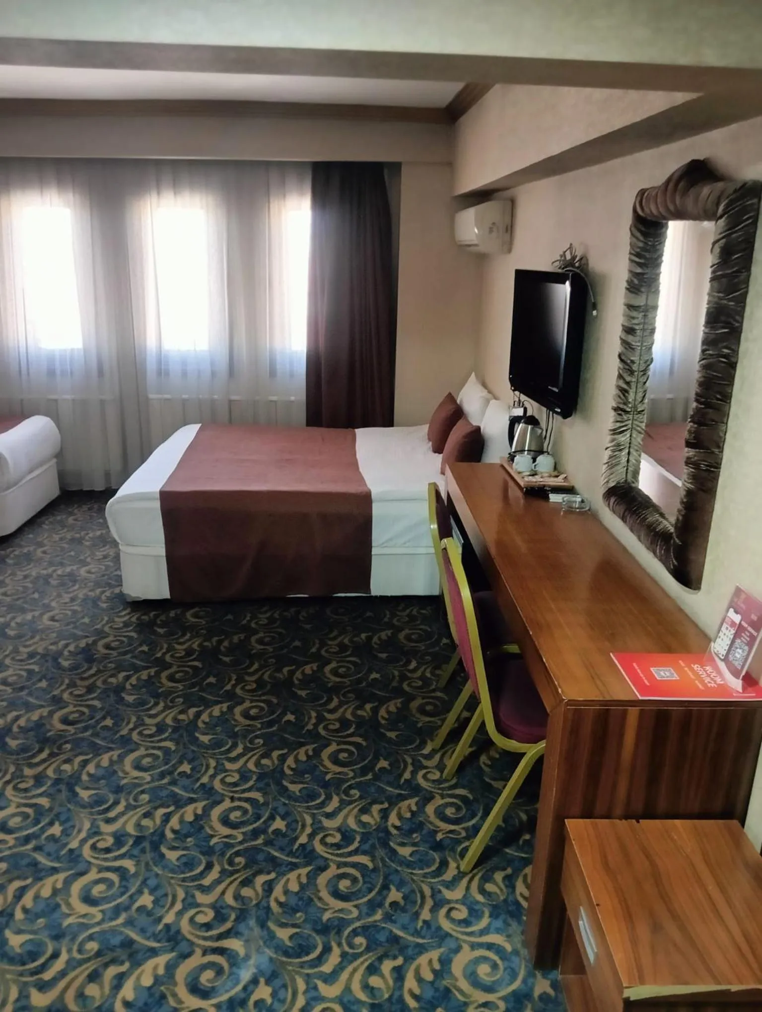 Bed in SARR TAC MAHAL HOTEl