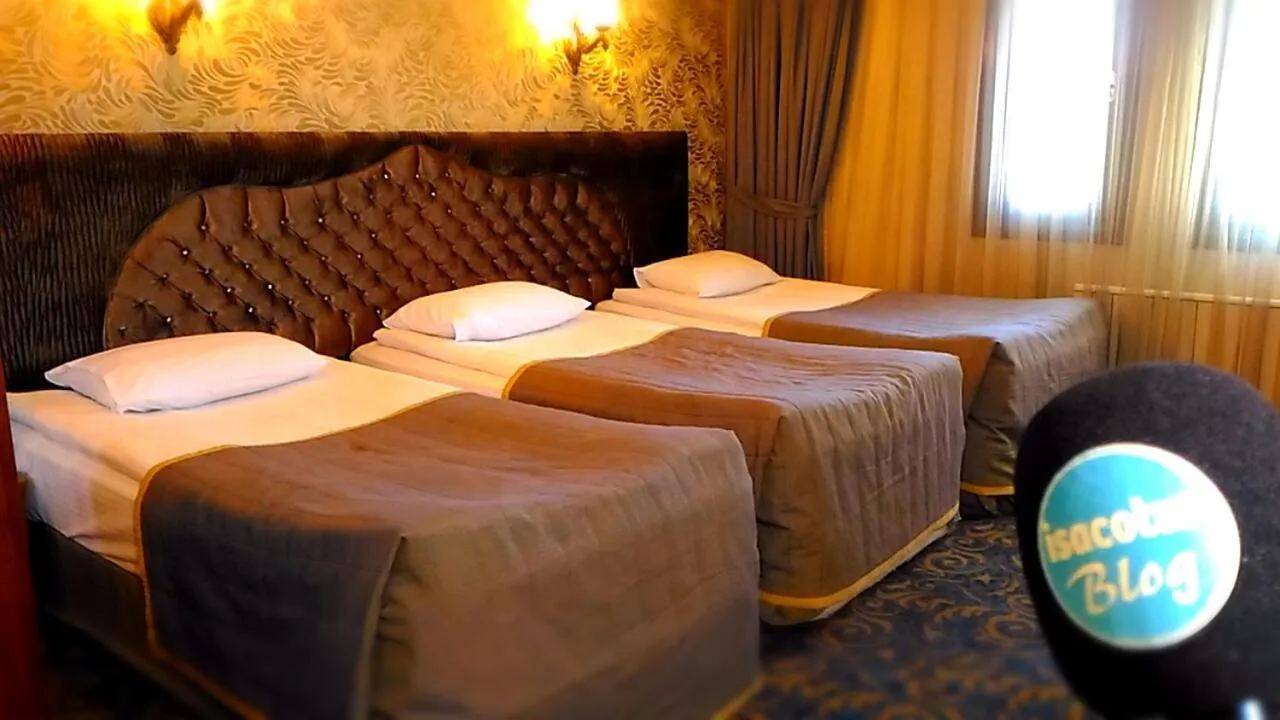 Bed in SARR TAC MAHAL HOTEl