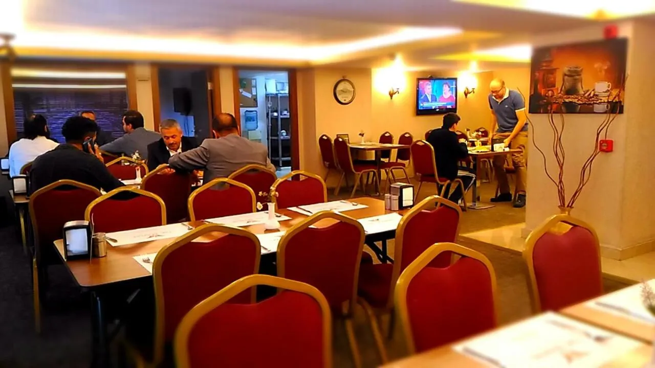 Restaurant/places to eat in SARR TAC MAHAL HOTEl