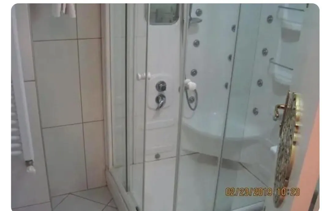 Bathroom in SARR TAC MAHAL HOTEl