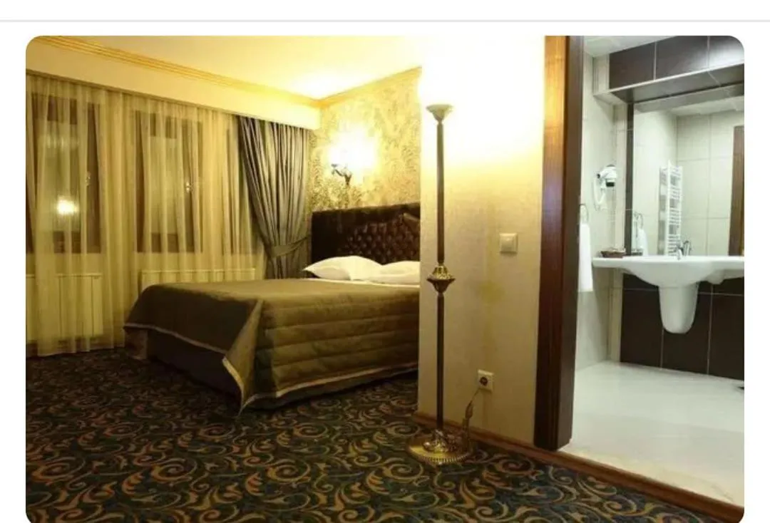 Bed in SARR TAC MAHAL HOTEl