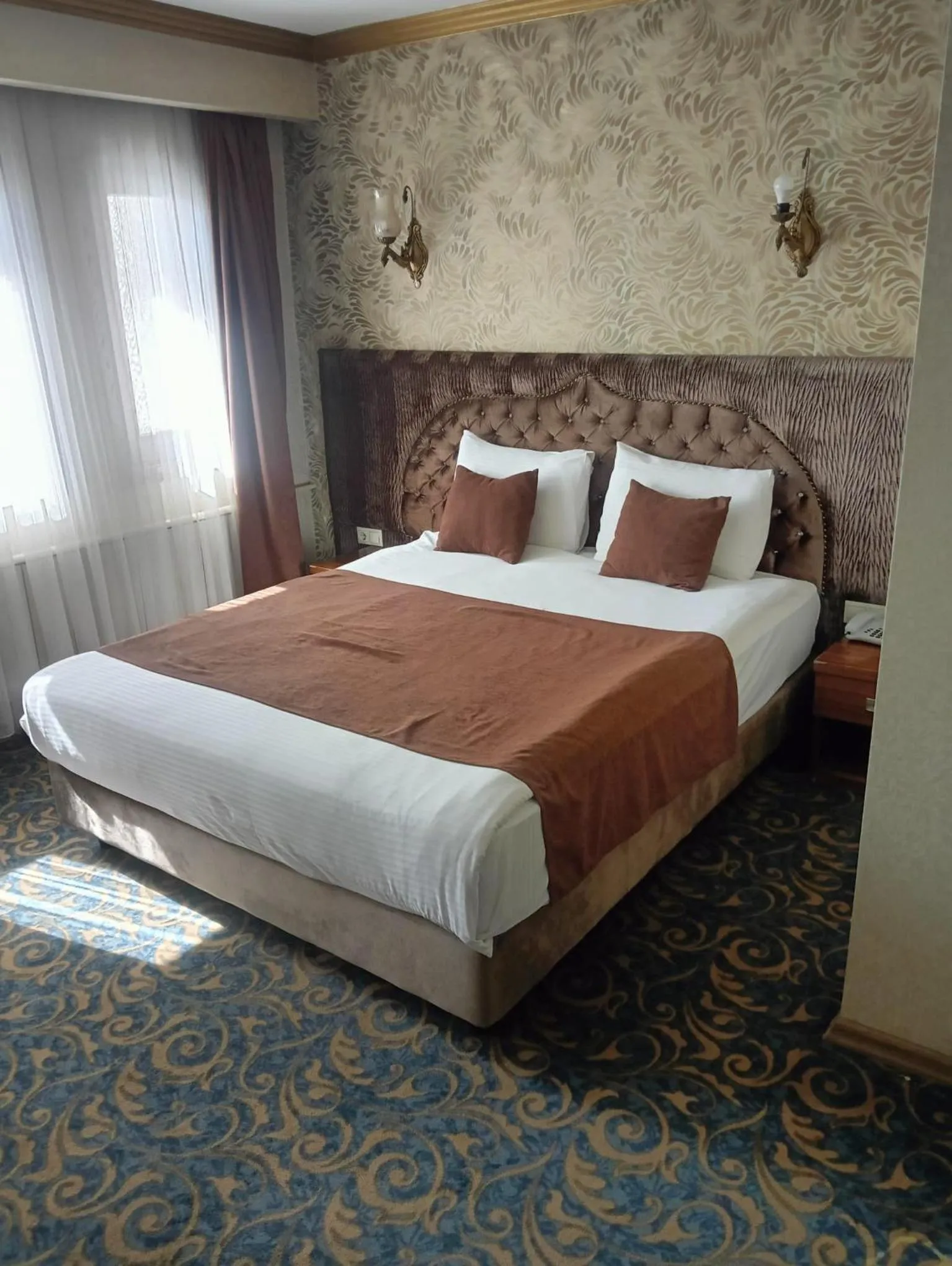Bed in SARR TAC MAHAL HOTEl