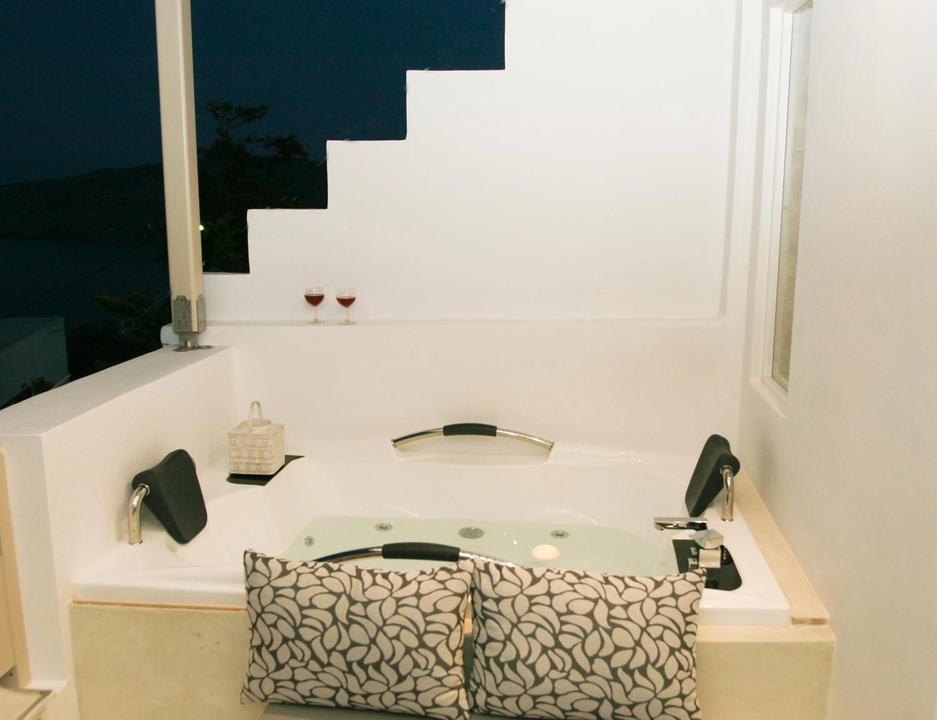 Hot Tub, Bed in Anatoli Luxury Studios & Suites