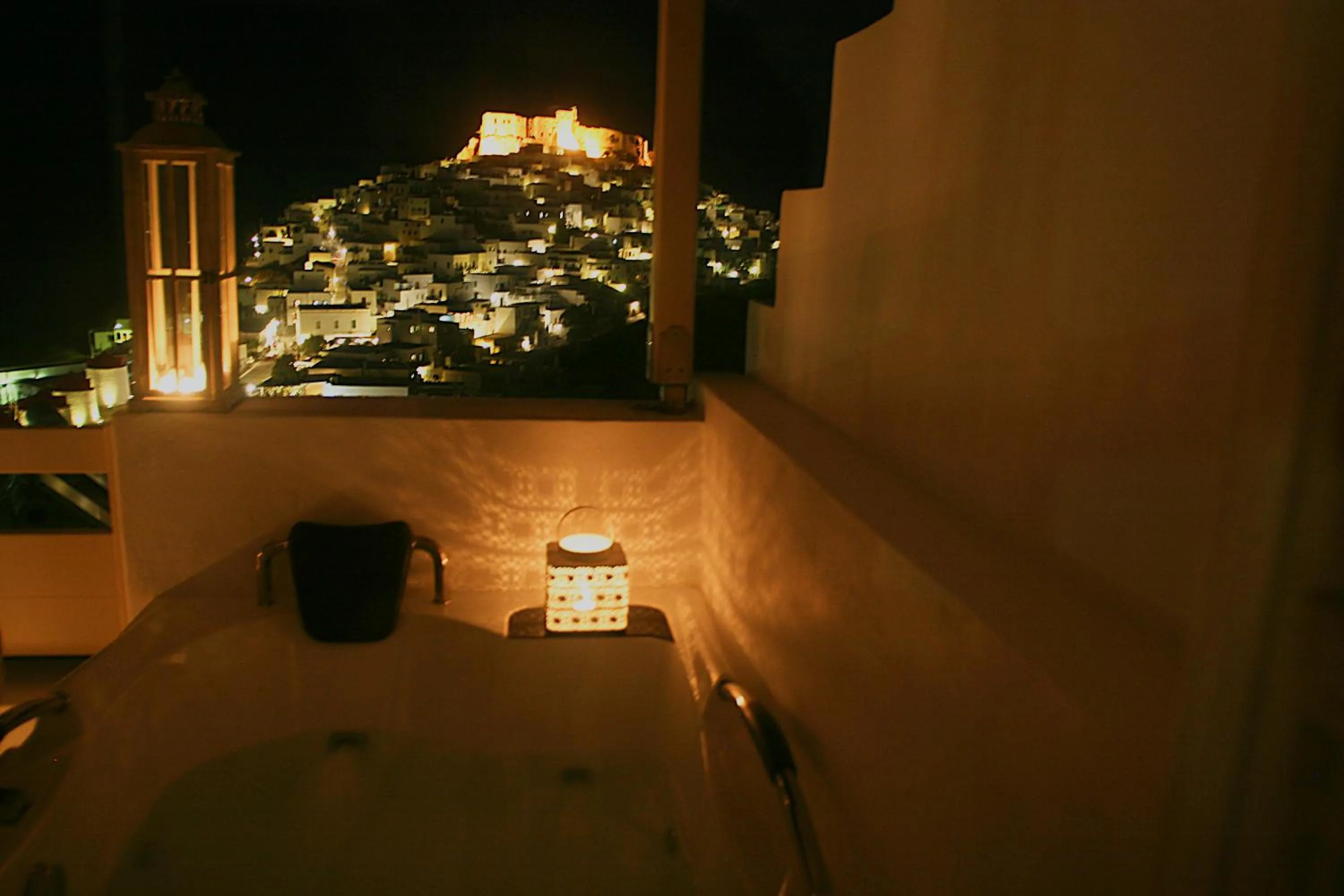 Hot Tub in Anatoli Luxury Studios & Suites