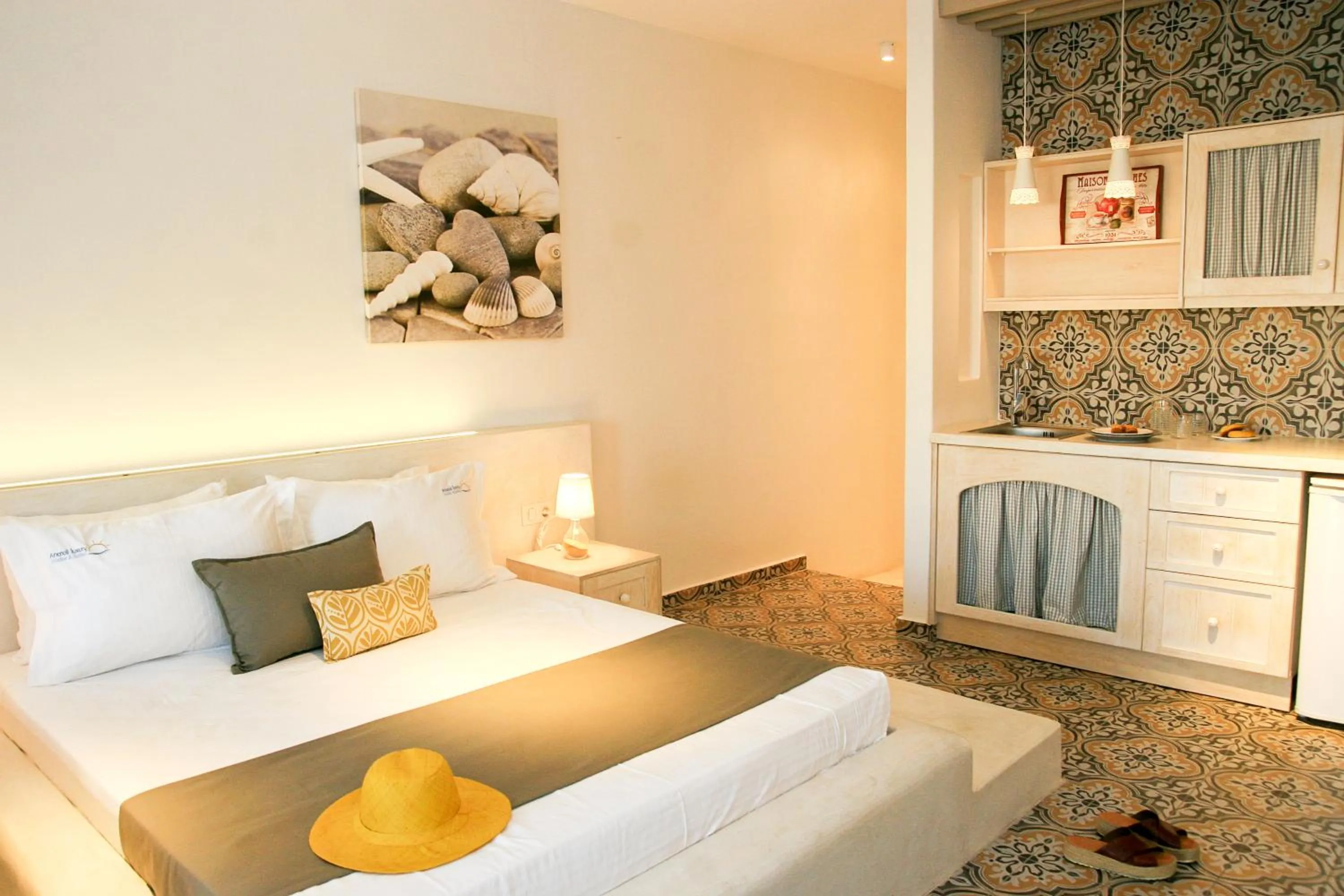 Kitchen or kitchenette, Bed in Anatoli Luxury Studios & Suites