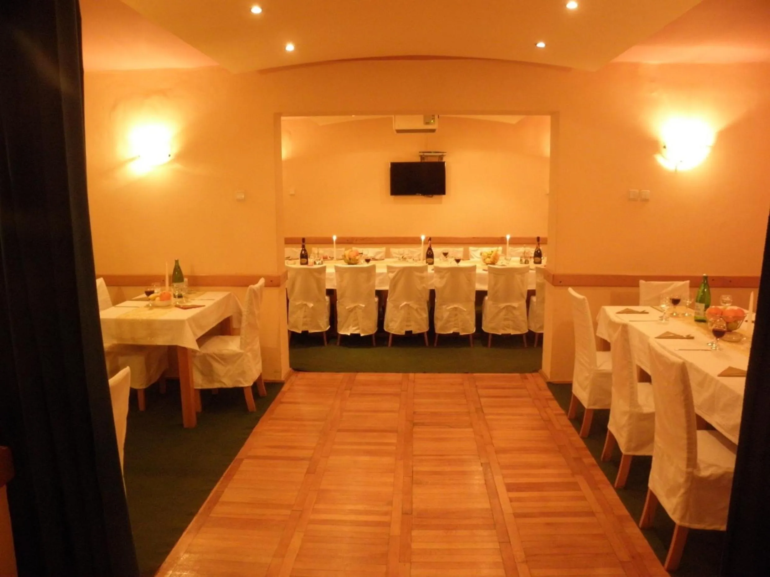 Restaurant/places to eat in Hotel Merkur