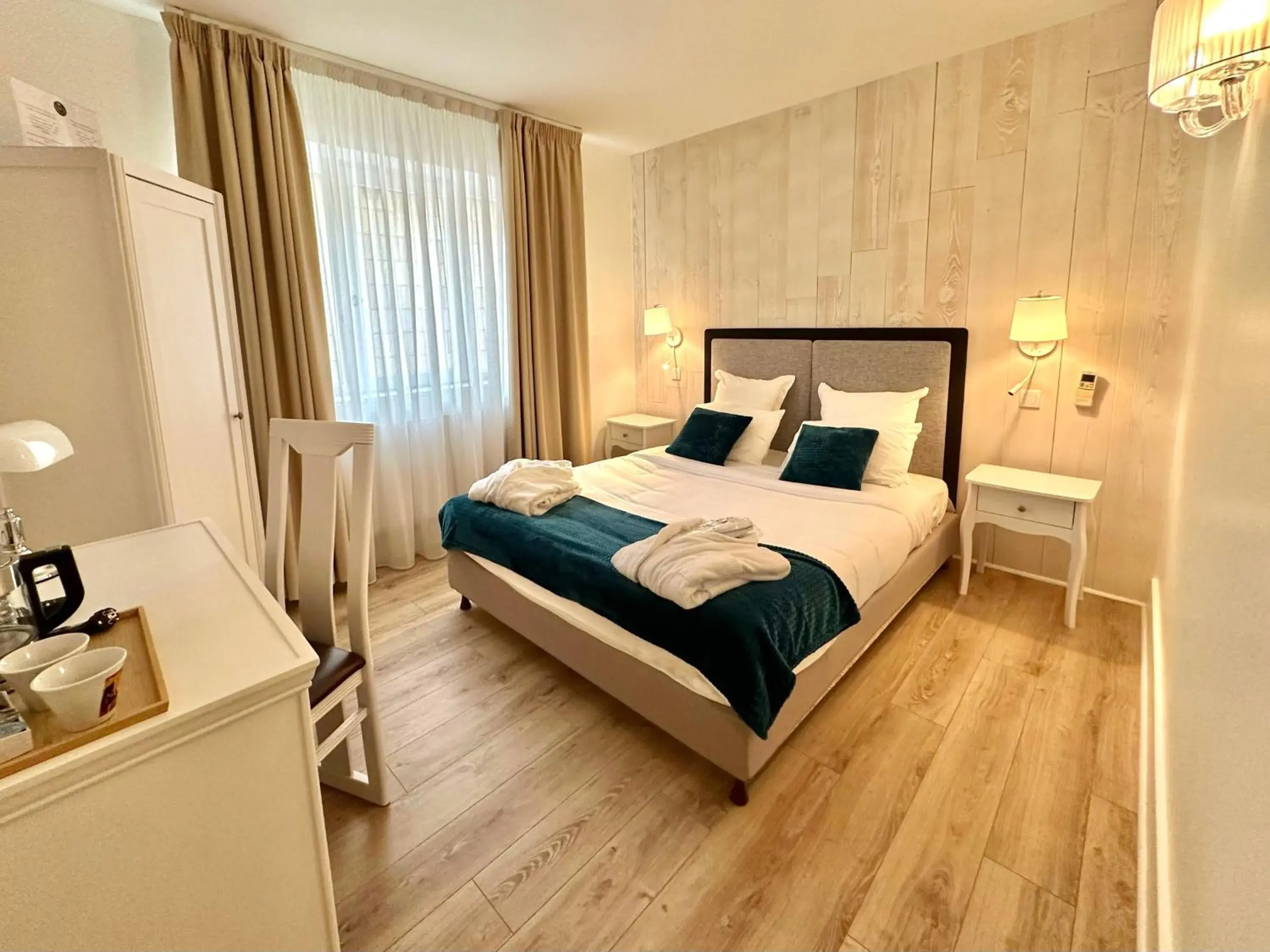 Double Room - Disability Access in Le Royal Picardie Double Room - Disability Access in Le Royal Picardie