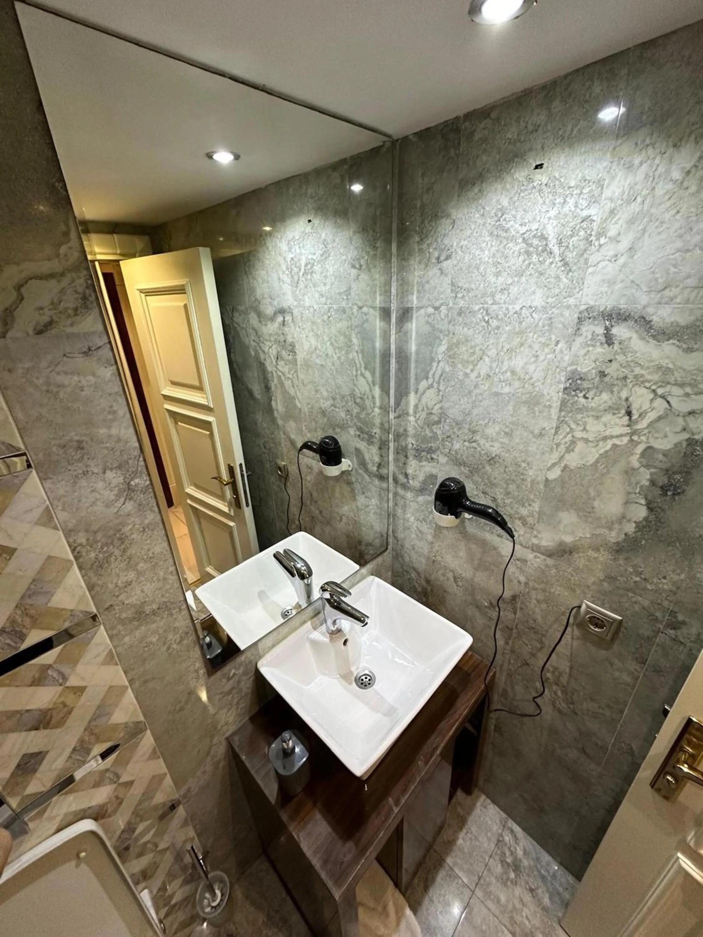 Shower in Sahra Airport Hotel