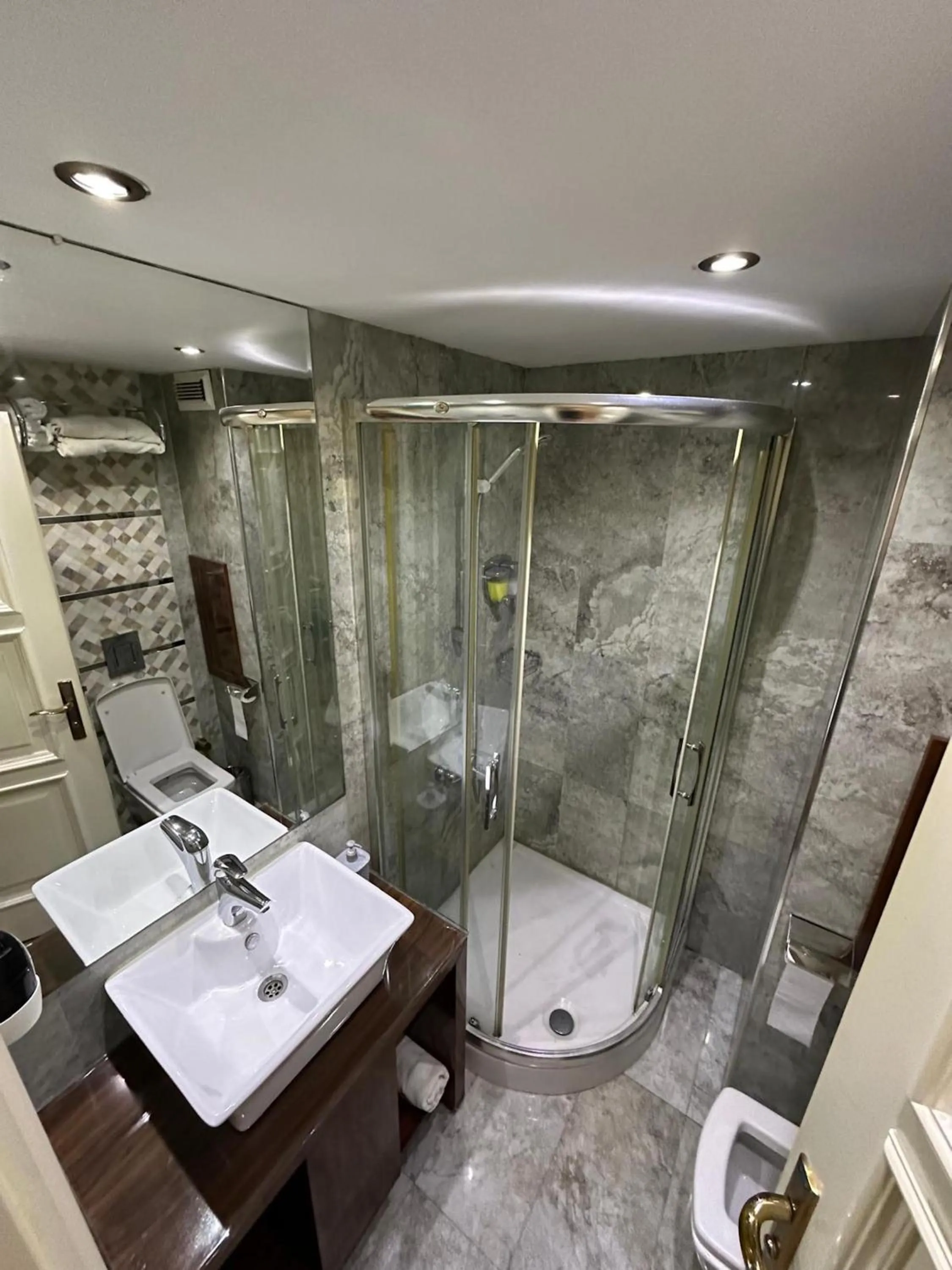 Shower in Sahra Airport Hotel