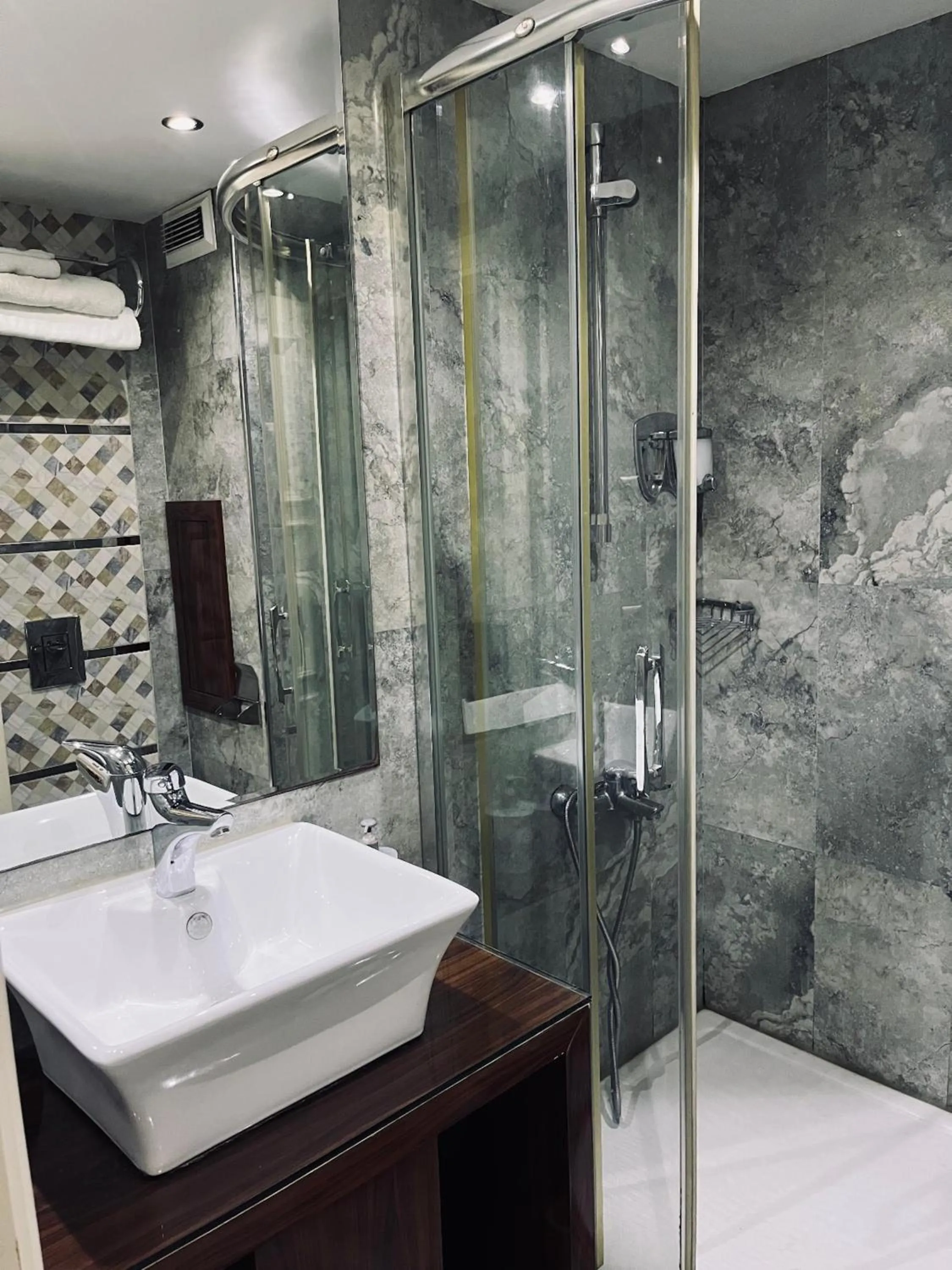 Shower in Sahra Airport Hotel