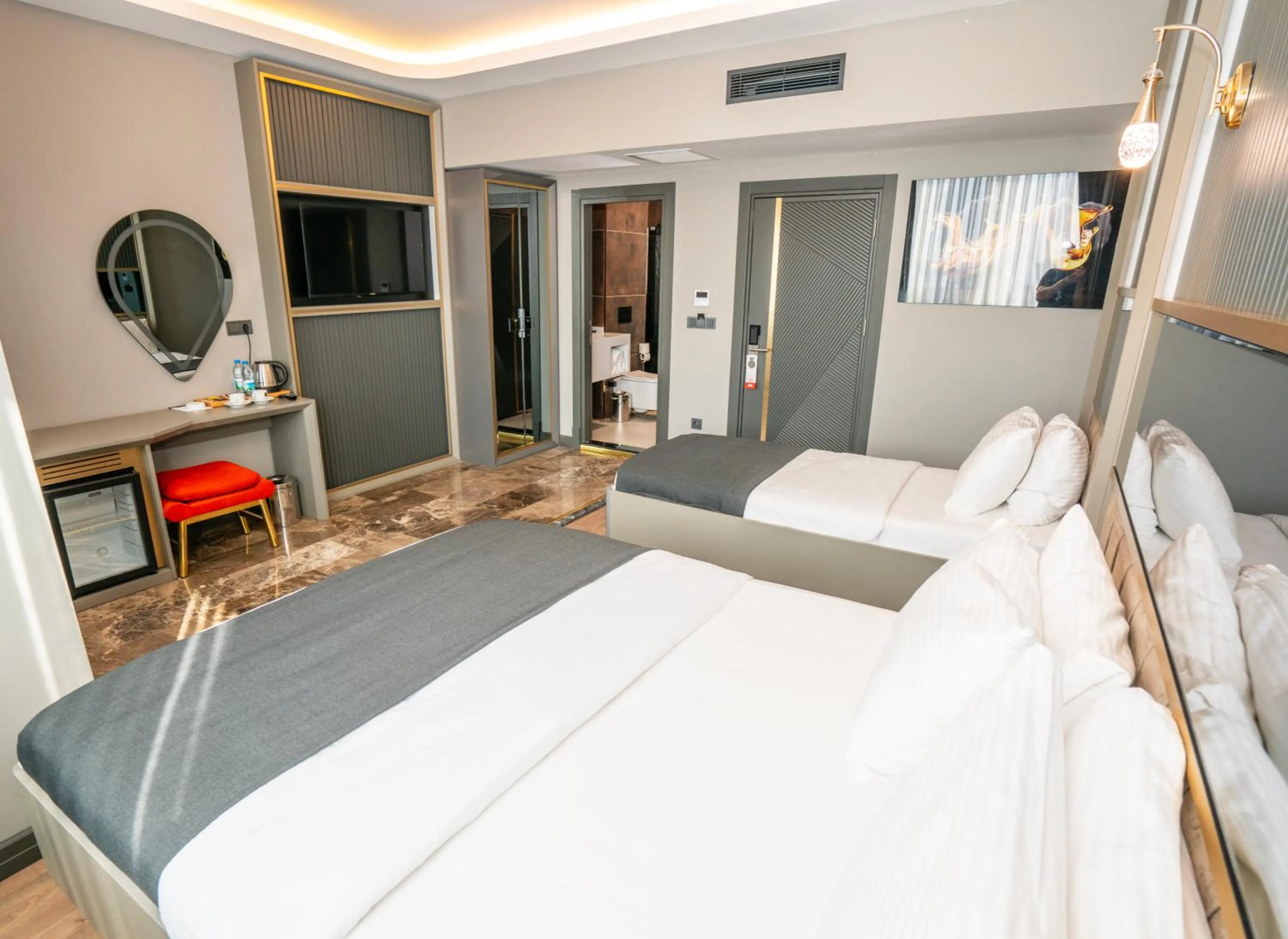 Bedroom, Bed in 216 Ruby Suite