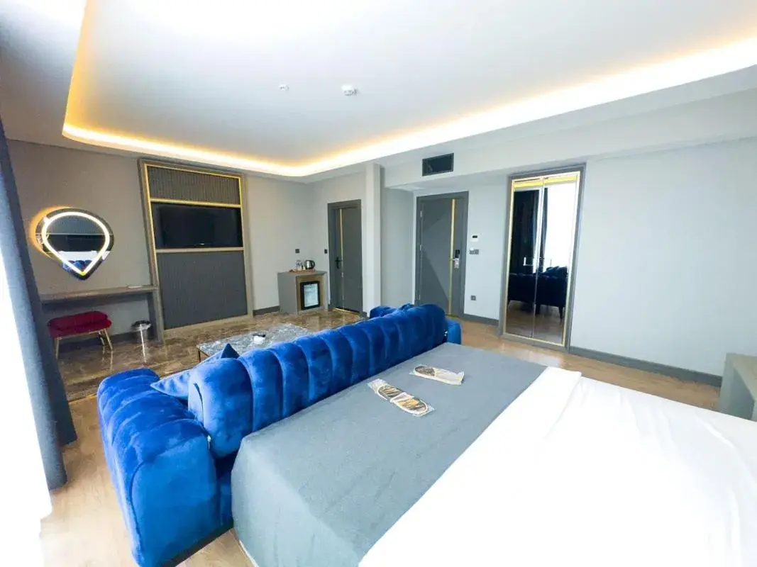 TV and multimedia, Bed in 216 Ruby Suite TV and multimedia, Bed in 216 Ruby Suite