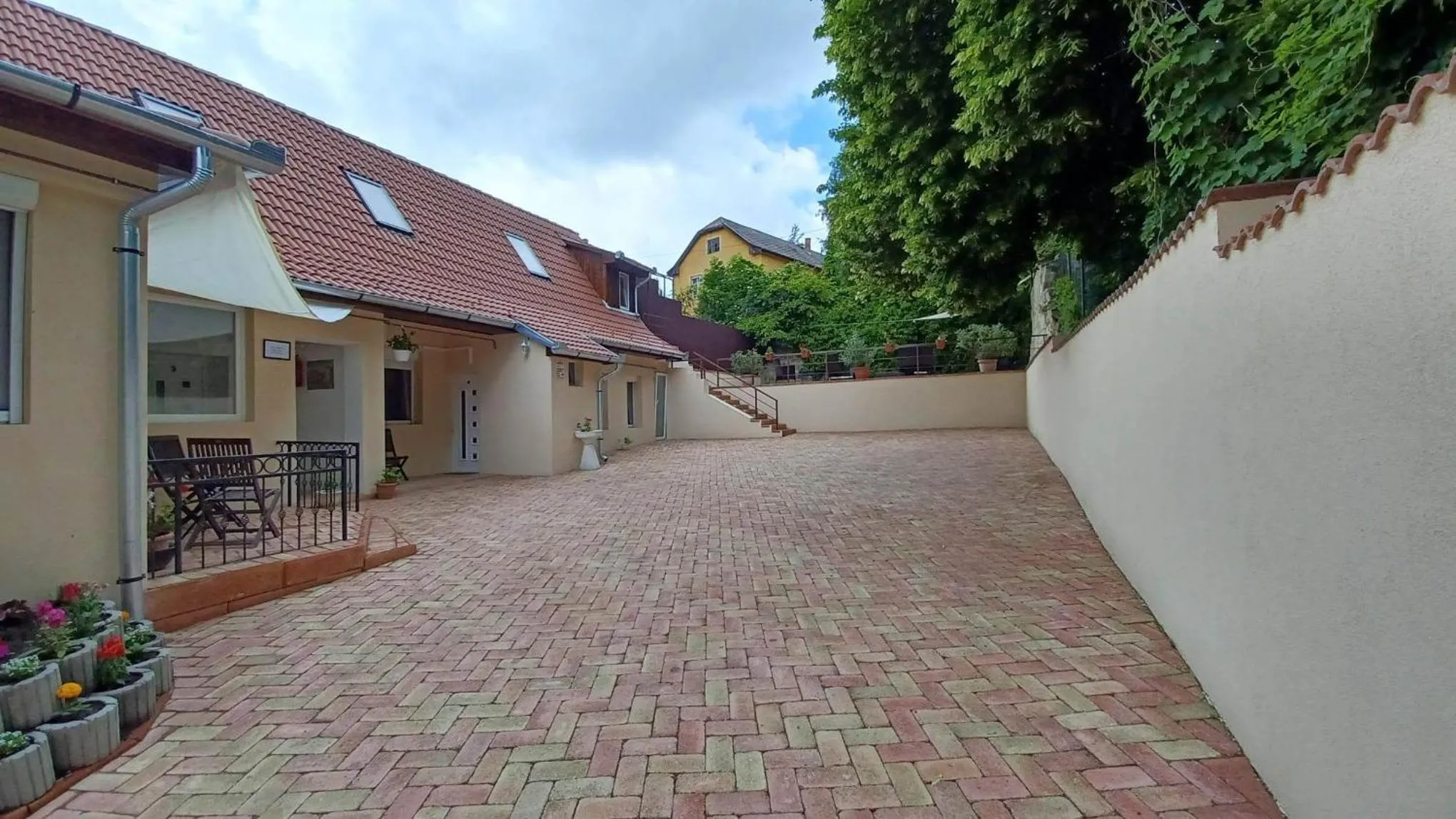 Inner courtyard view in Milla Apartmanok