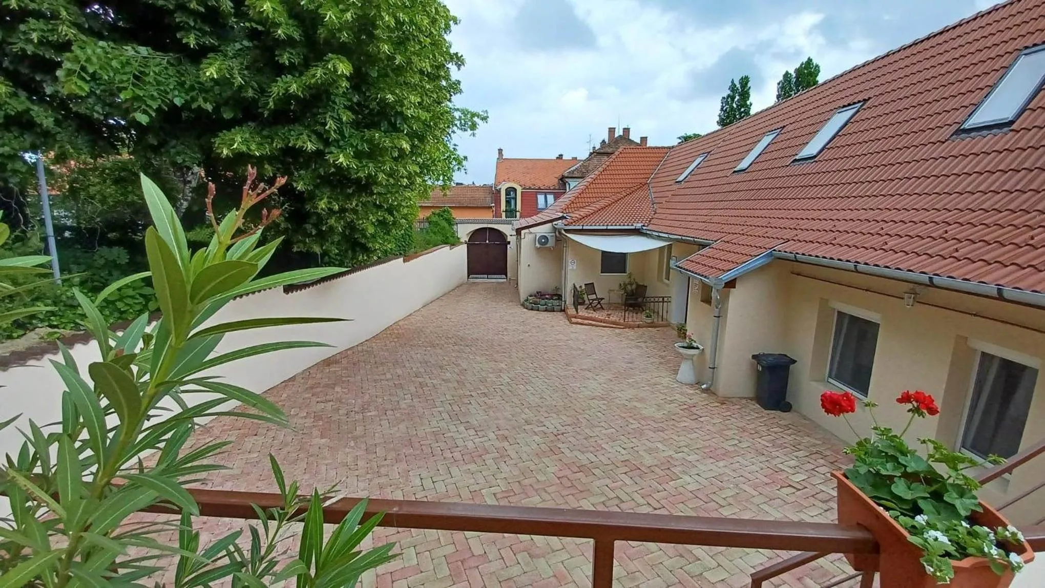 Inner courtyard view in Milla Apartmanok