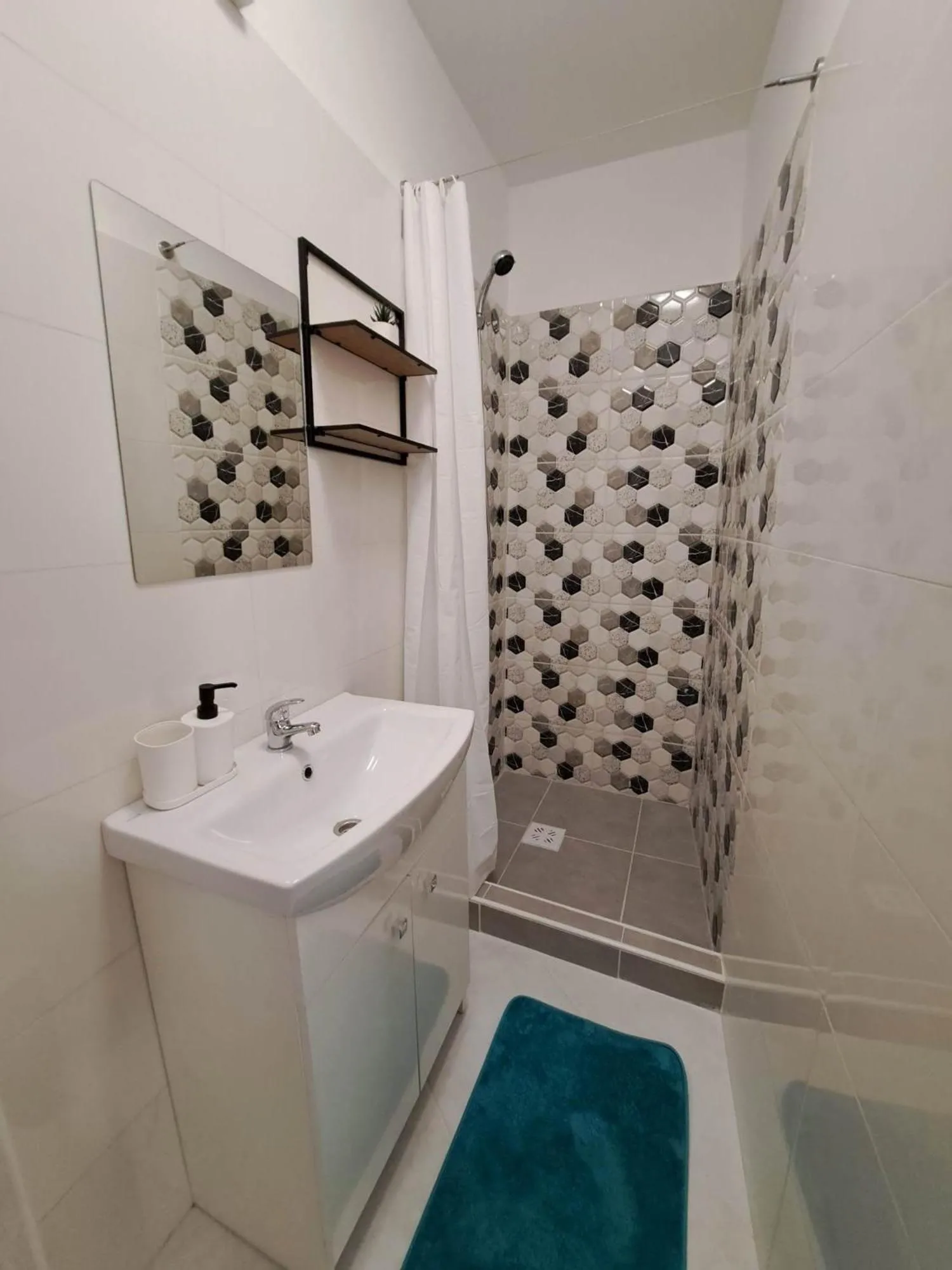 Shower in Milla Apartmanok