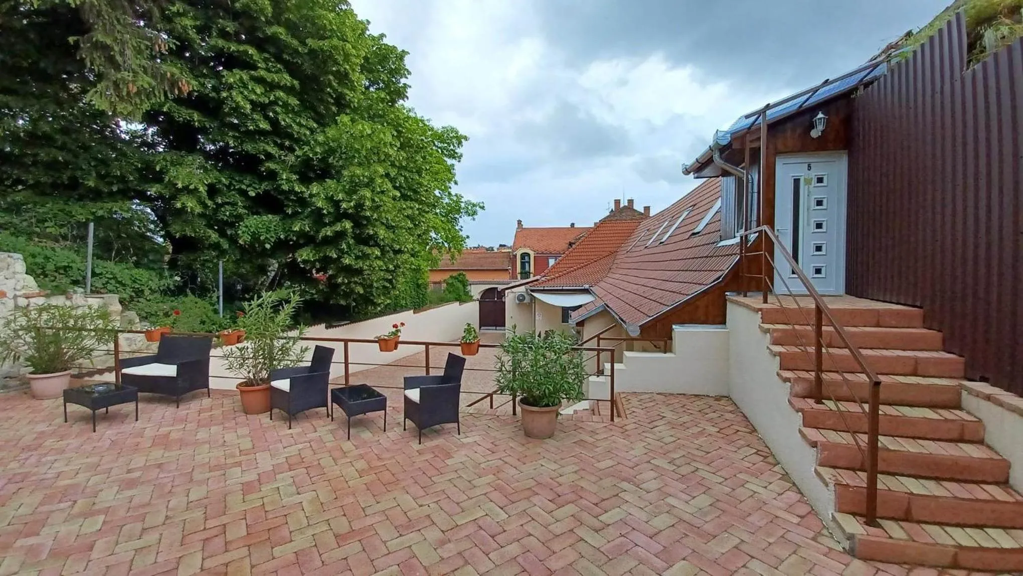 Inner courtyard view in Milla Apartmanok