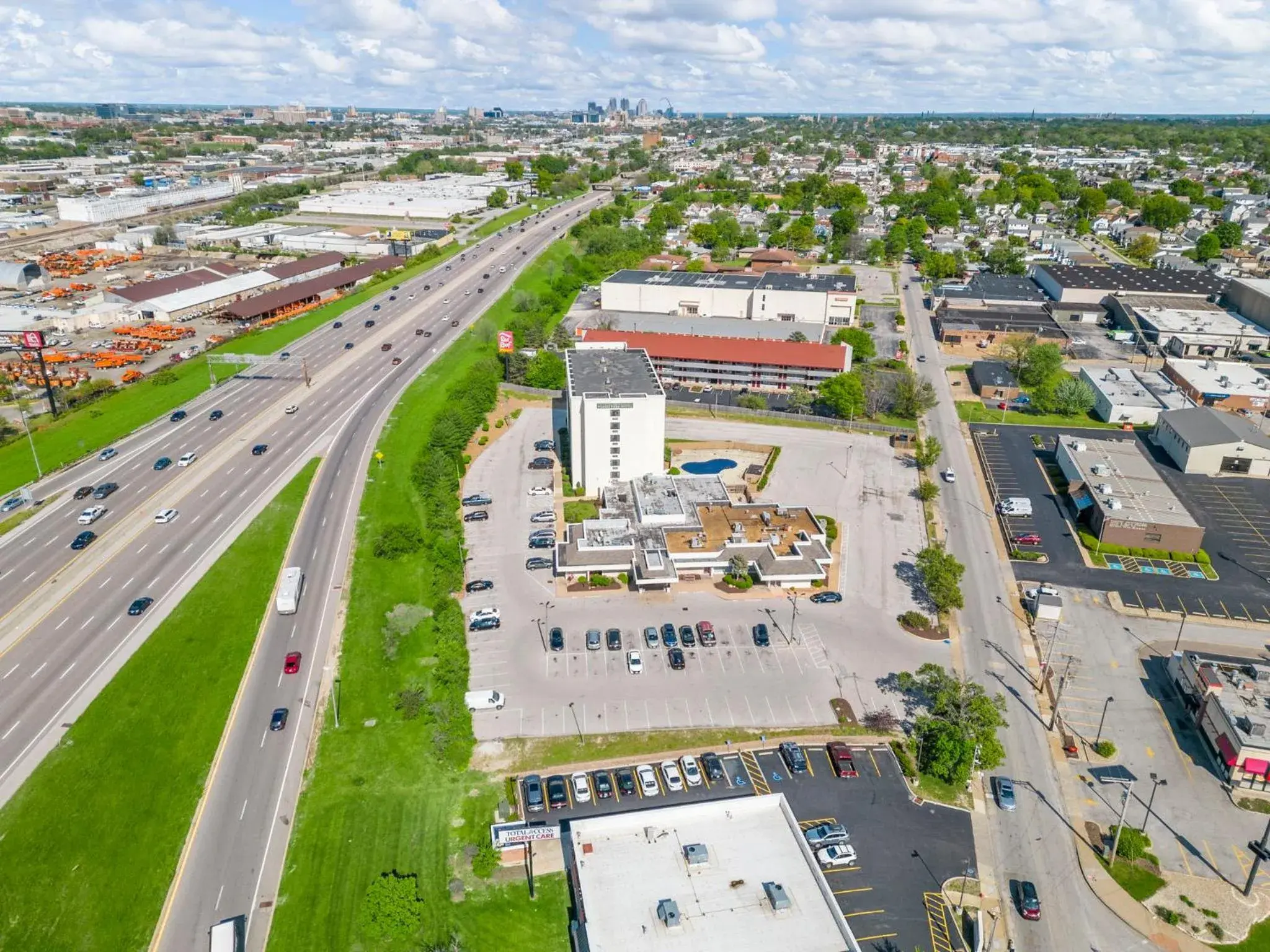 Property building in Forest Park Hotel Property building in Forest Park Hotel