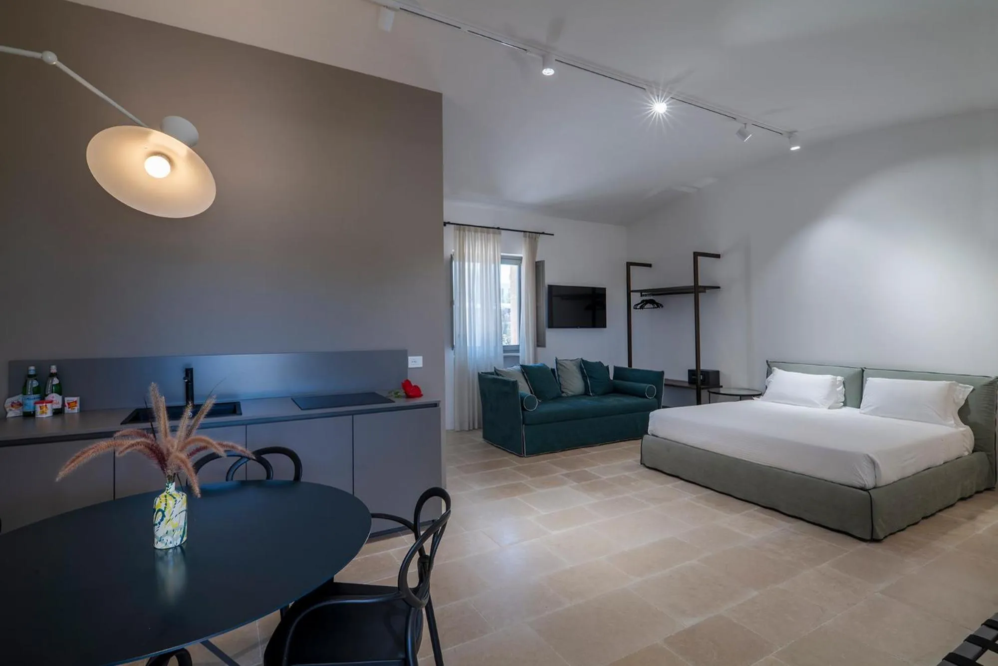 Kitchen or kitchenette, Bed in Torre Assunta Hotel