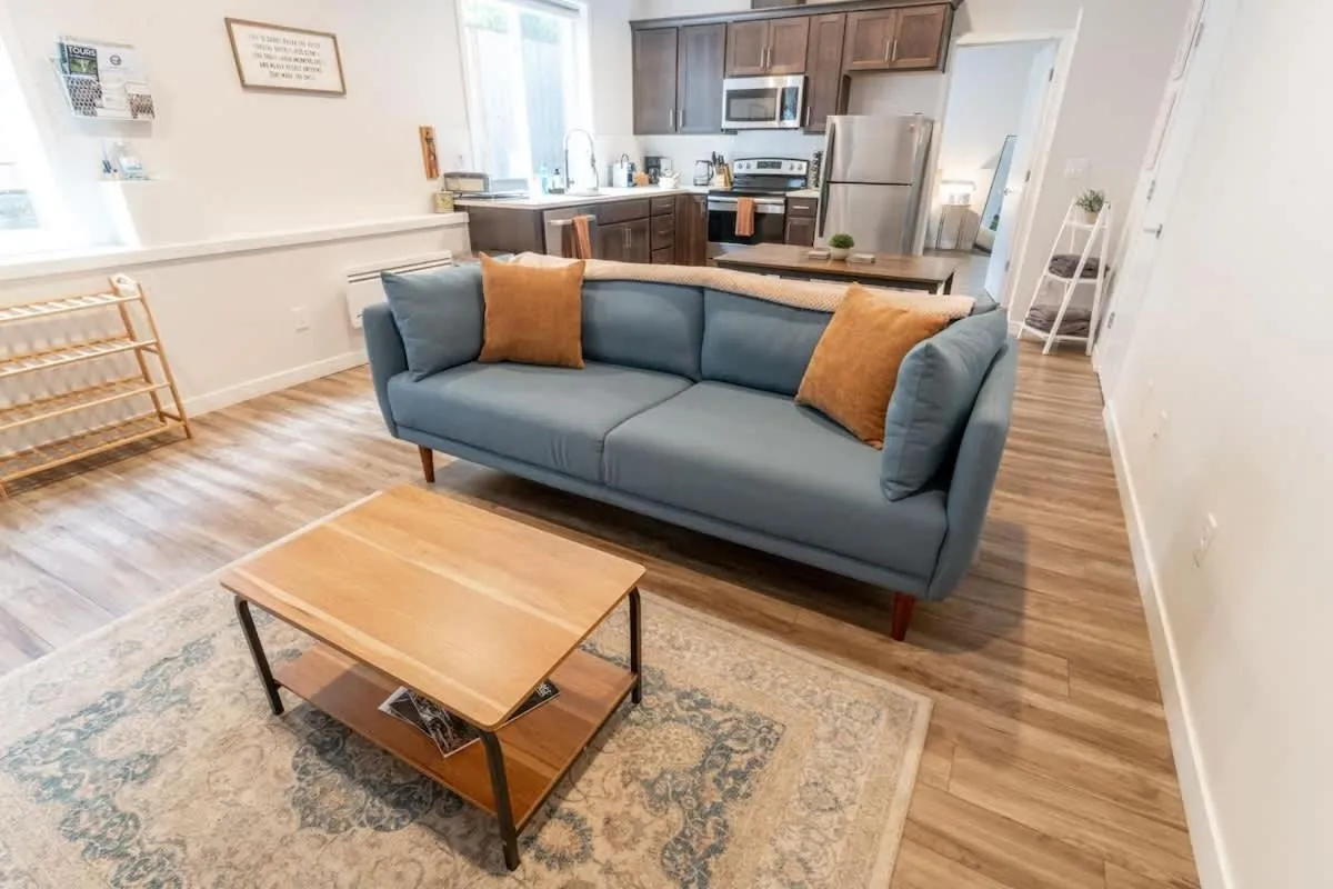 Walkable Apt Next to Restaurants, Bars, and Shops!