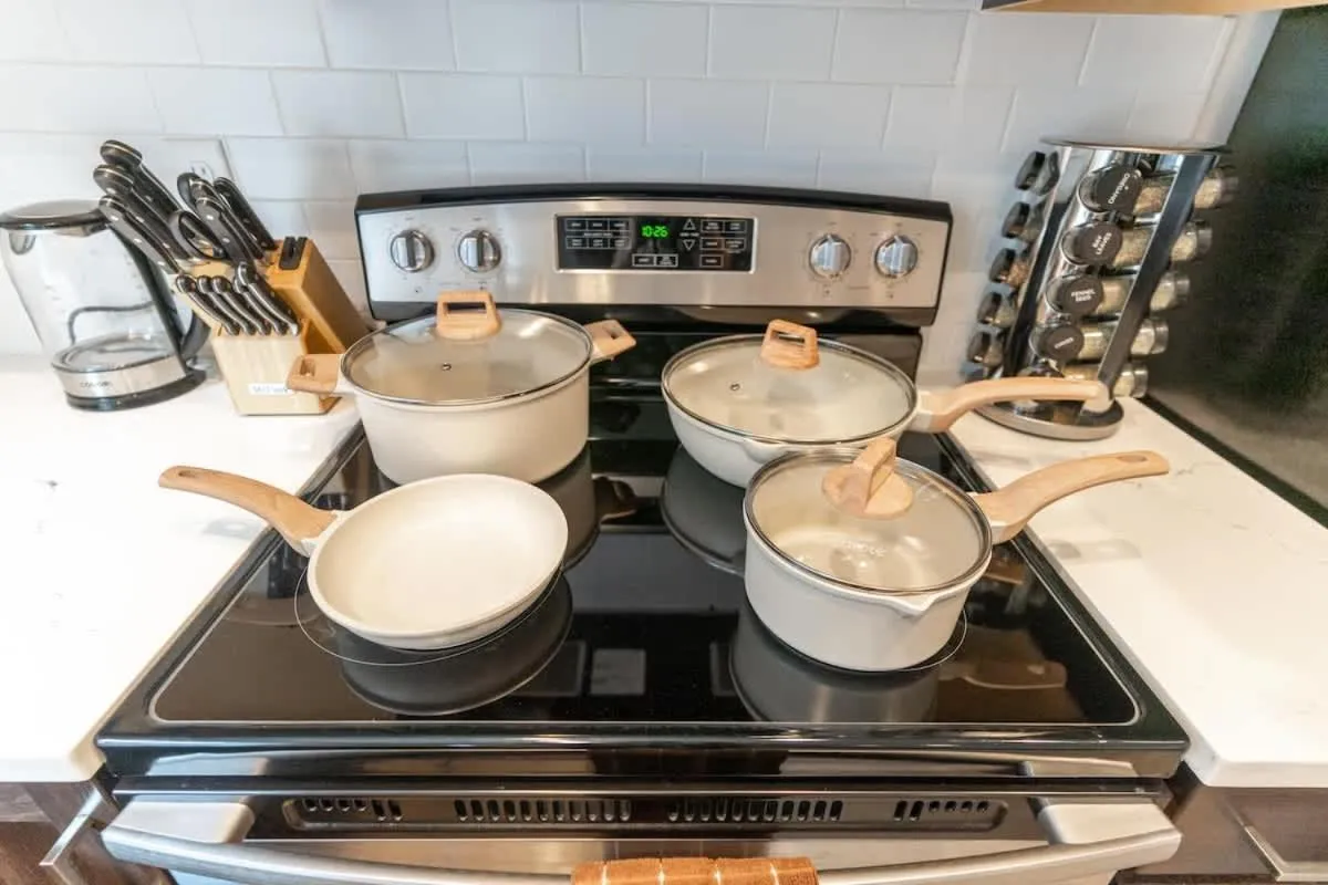 Walkable Apt Next to Restaurants, Bars, and Shops!