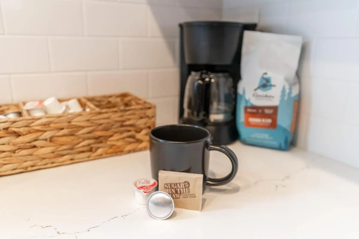 Walkable Apt Next to Restaurants, Bars, and Shops!