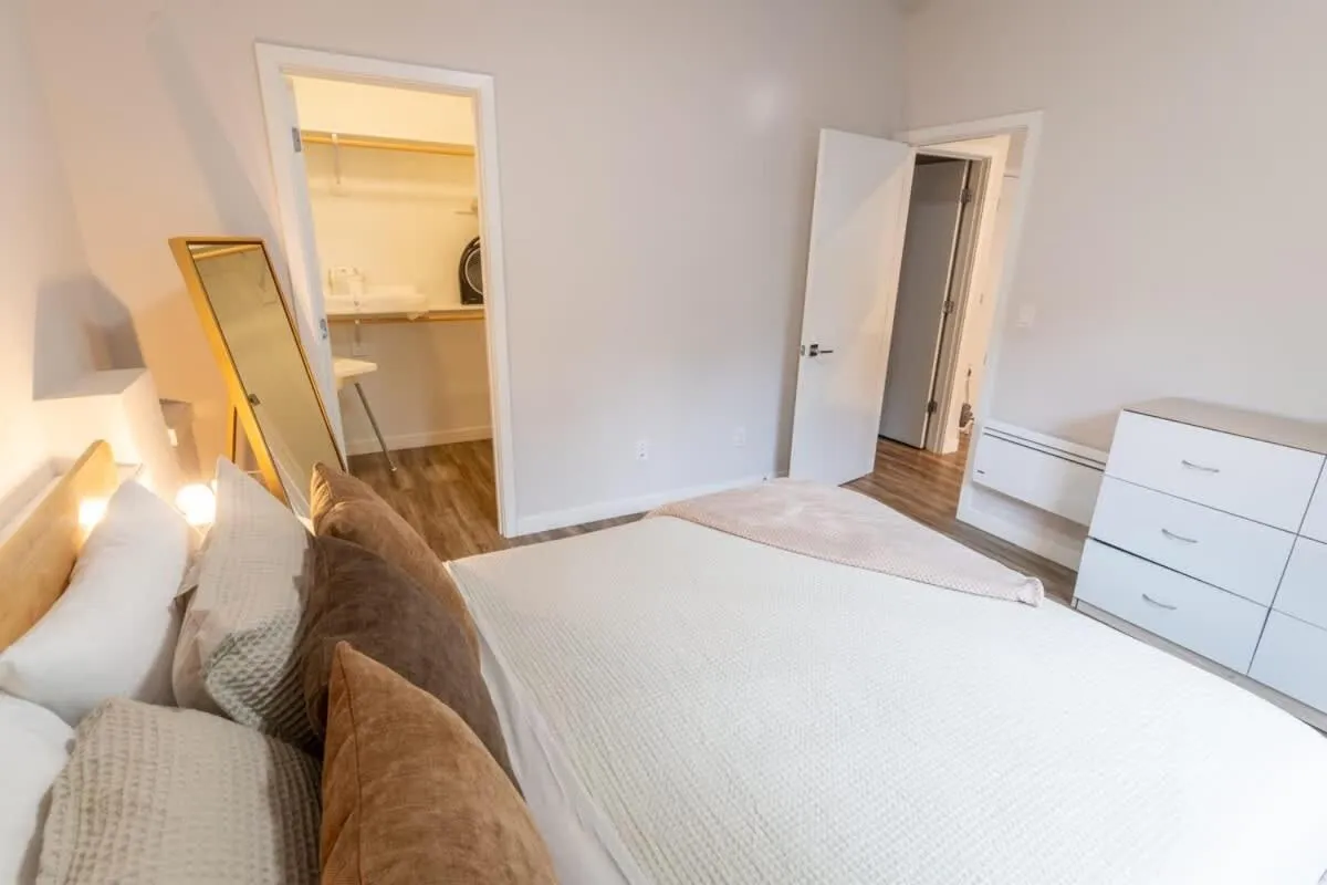 Bed in Walkable Apt Next to Restaurants, Bars, and Shops!