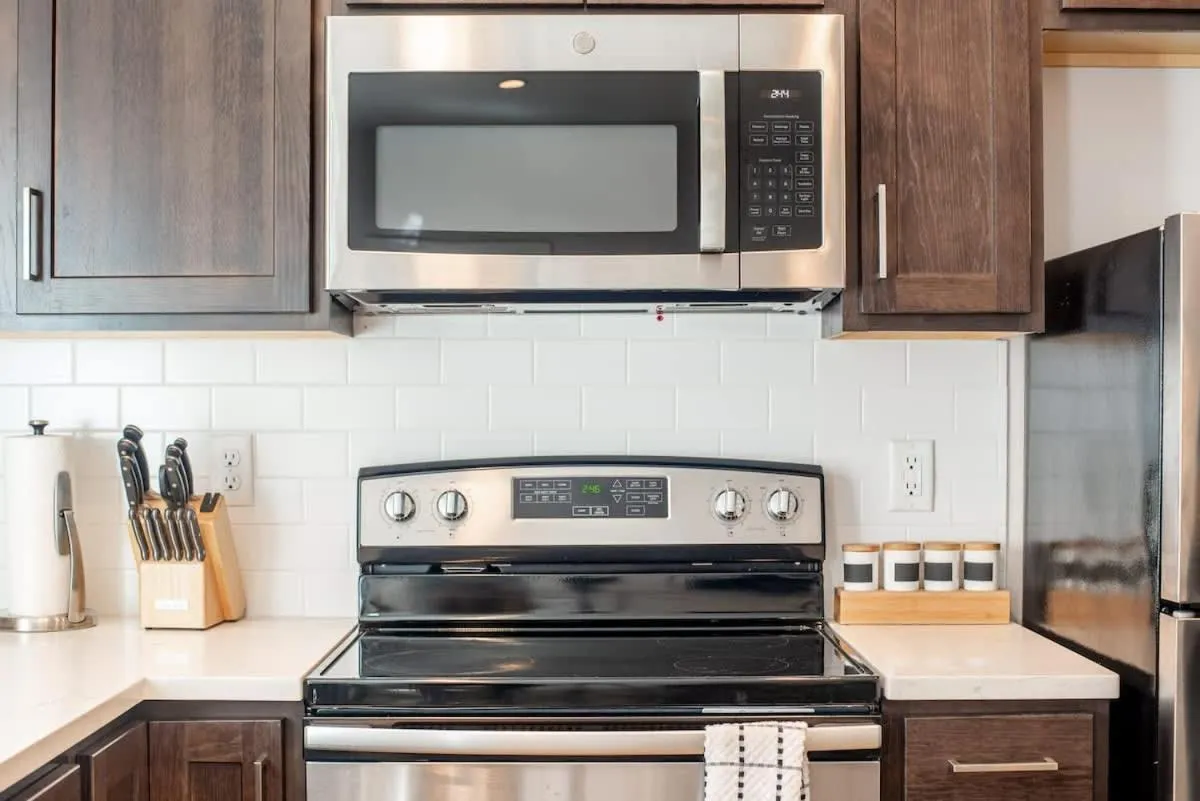 Walkable Apt Next to Restaurants, Bars, and Shops!